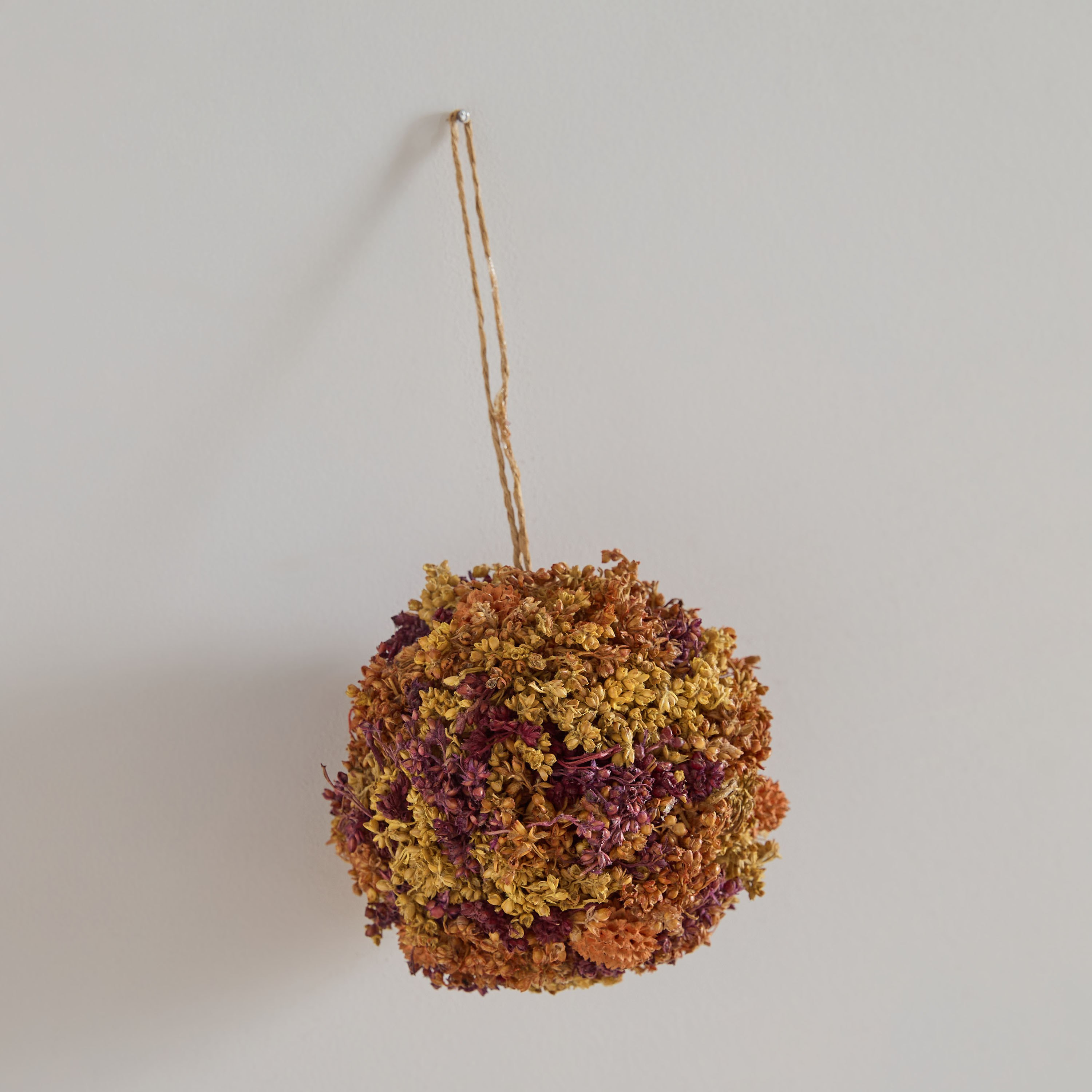 كرة معلقة من باقة نباتات الخريف من كيفن - 9x9x919.5 سم-hbxdecorandfurnishings-homeaccessories-artificialflowersandplants-image-1