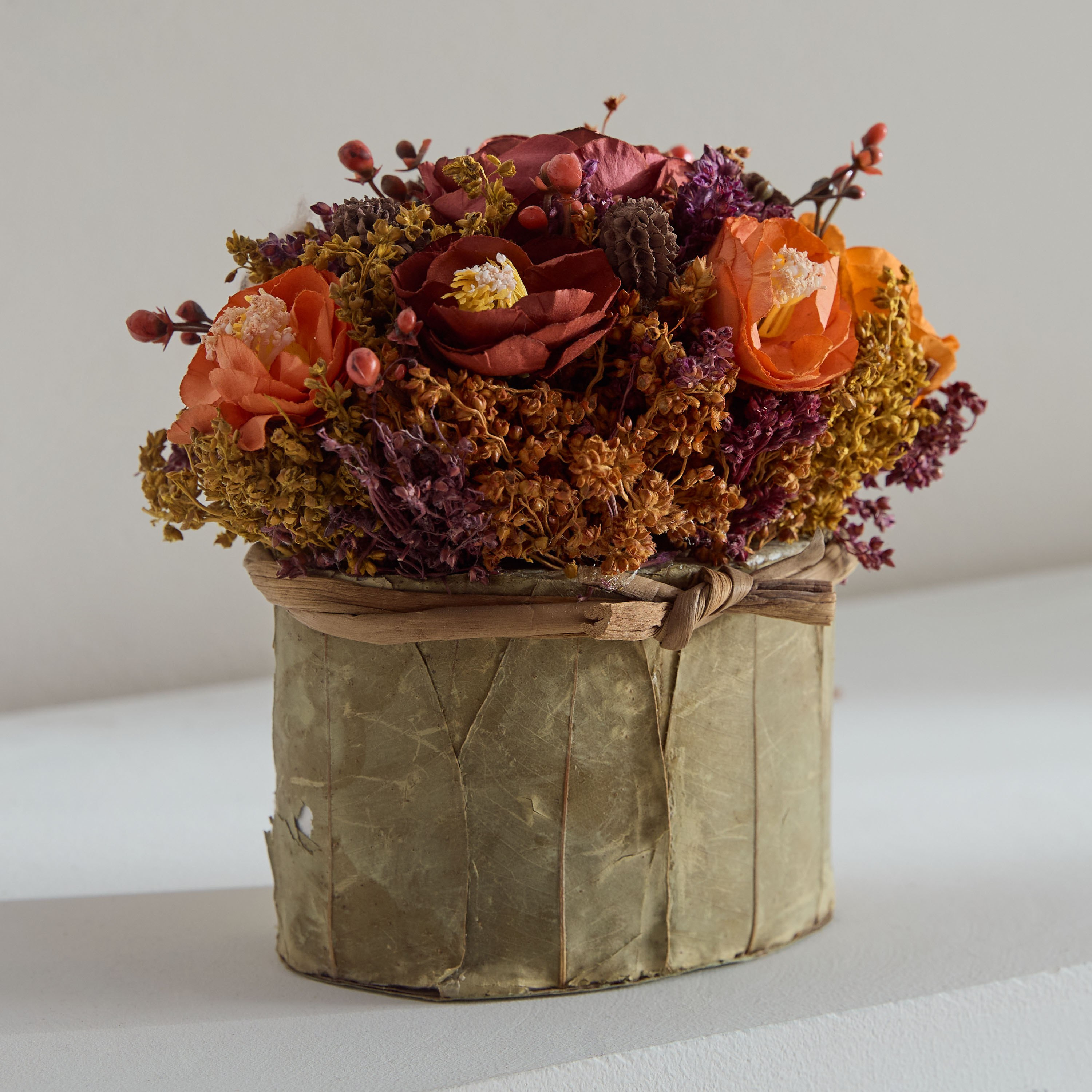 تشكيلة نباتات حوذان مختلطة في وعاء بيضاوي من كيفن- 17×12.5×17 سم-hbxhomeware-hbxdecorandfurnishings-image-1