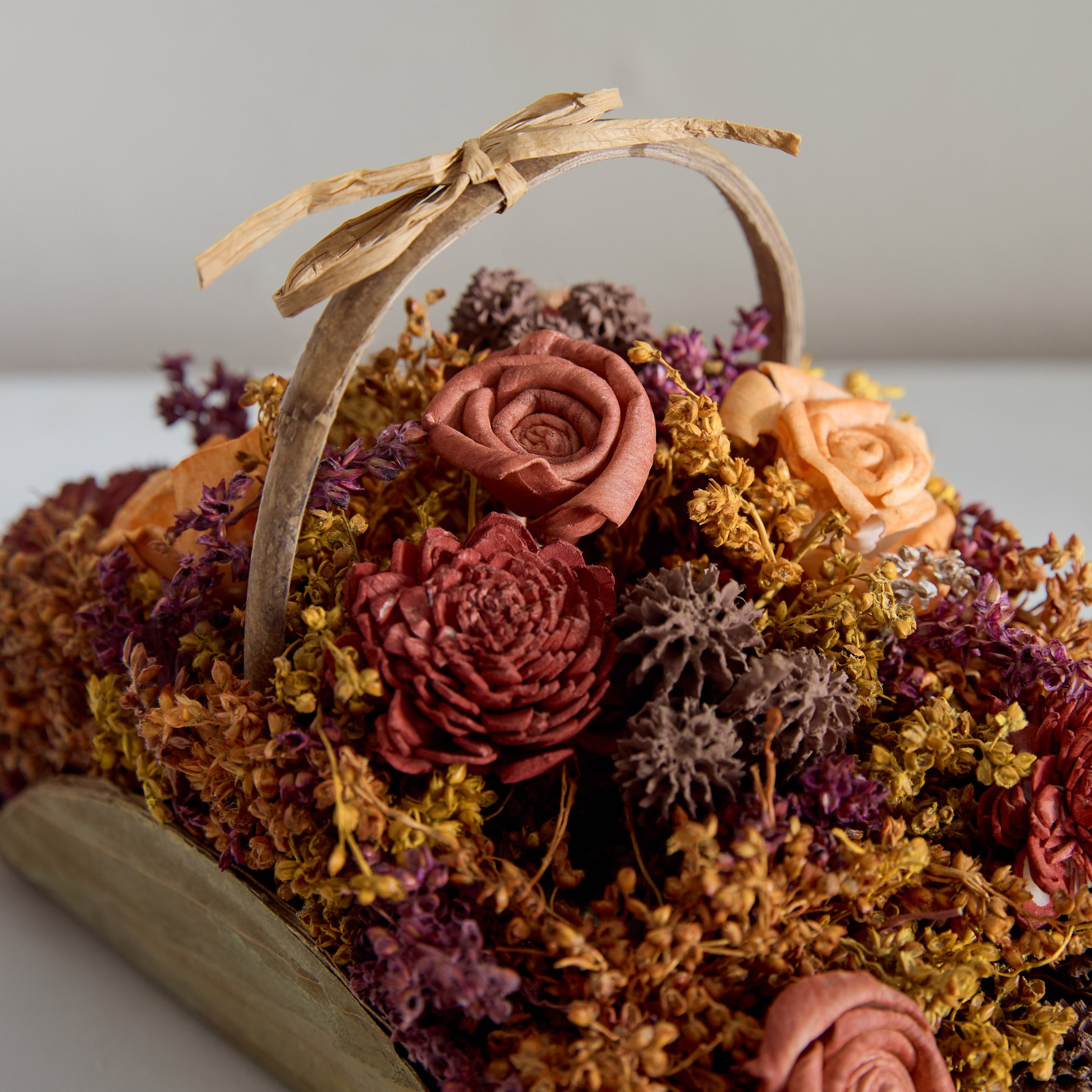 باقة من نبات شولا في سلة بمقبض من كيفن- 21x12x14.5 سم-hbxdecorandfurnishings-homeaccessories-artificialflowersandplants-image-3