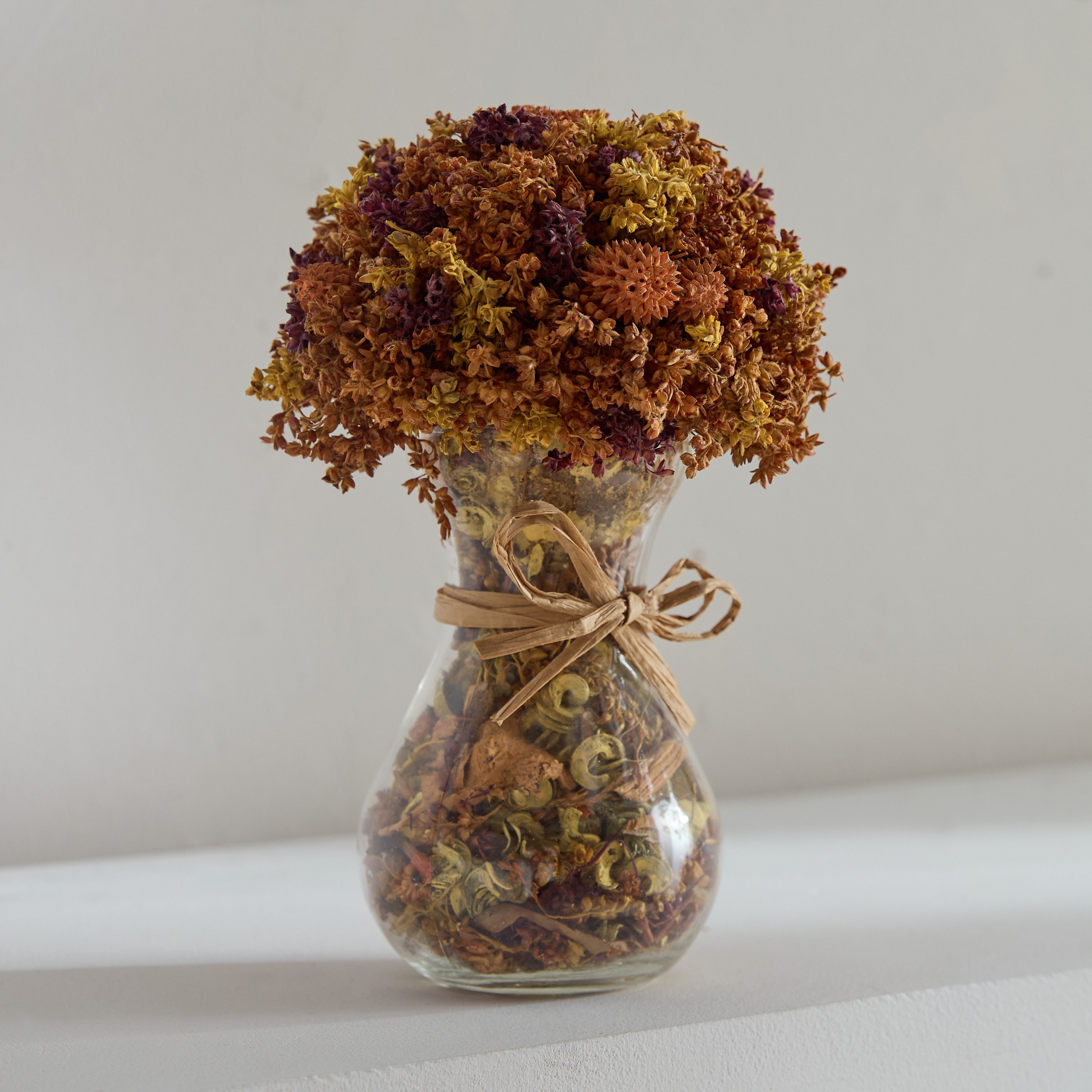 مزيج عشبي في مزهرية زجاجية مع بوتبوري من كافين - 15×15×21 سم-hbxdecorandfurnishings-homeaccessories-artificialflowersandplants-image-1