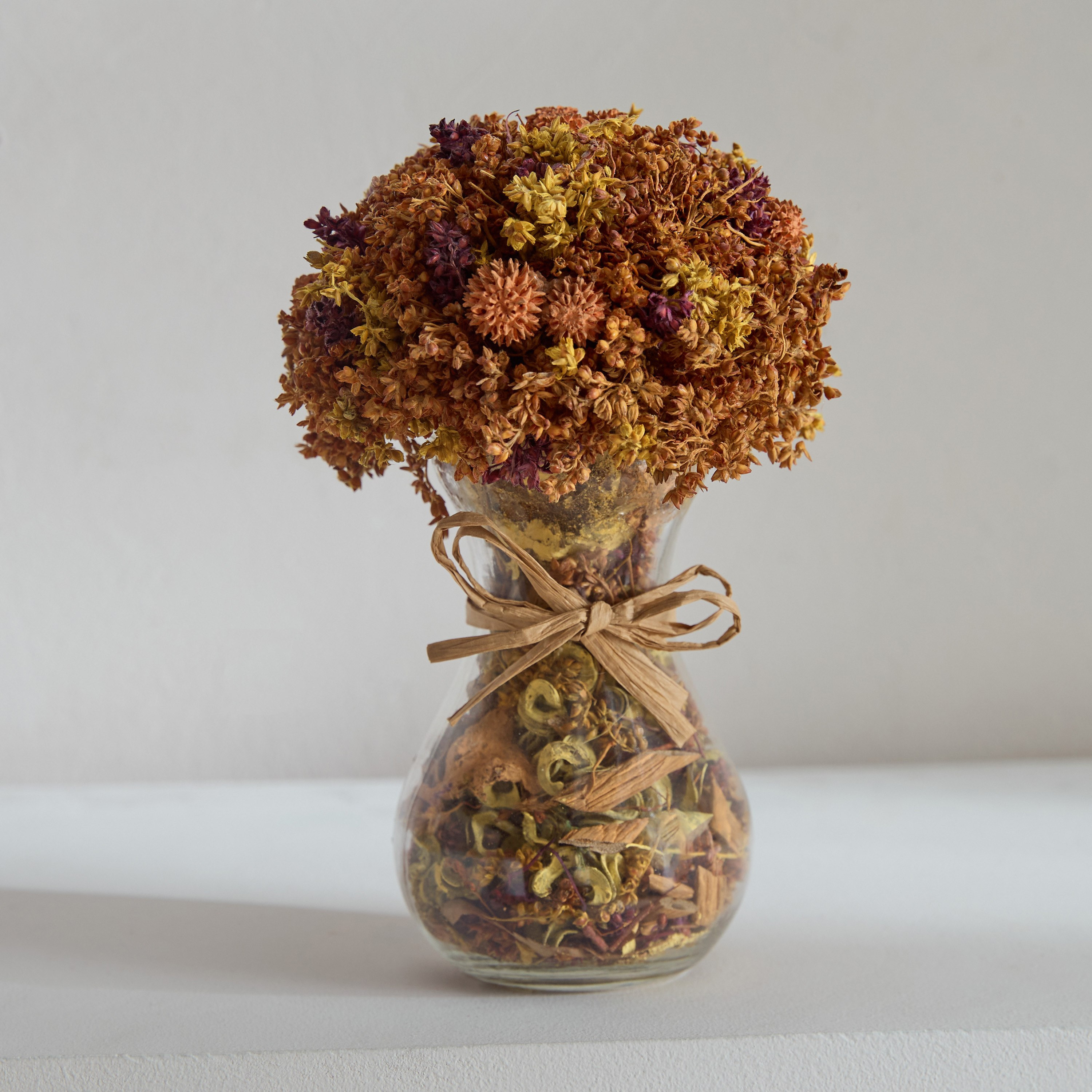مزيج عشبي في مزهرية زجاجية مع بوتبوري من كافين - 15×15×21 سم-hbxdecorandfurnishings-homeaccessories-artificialflowersandplants-image-2