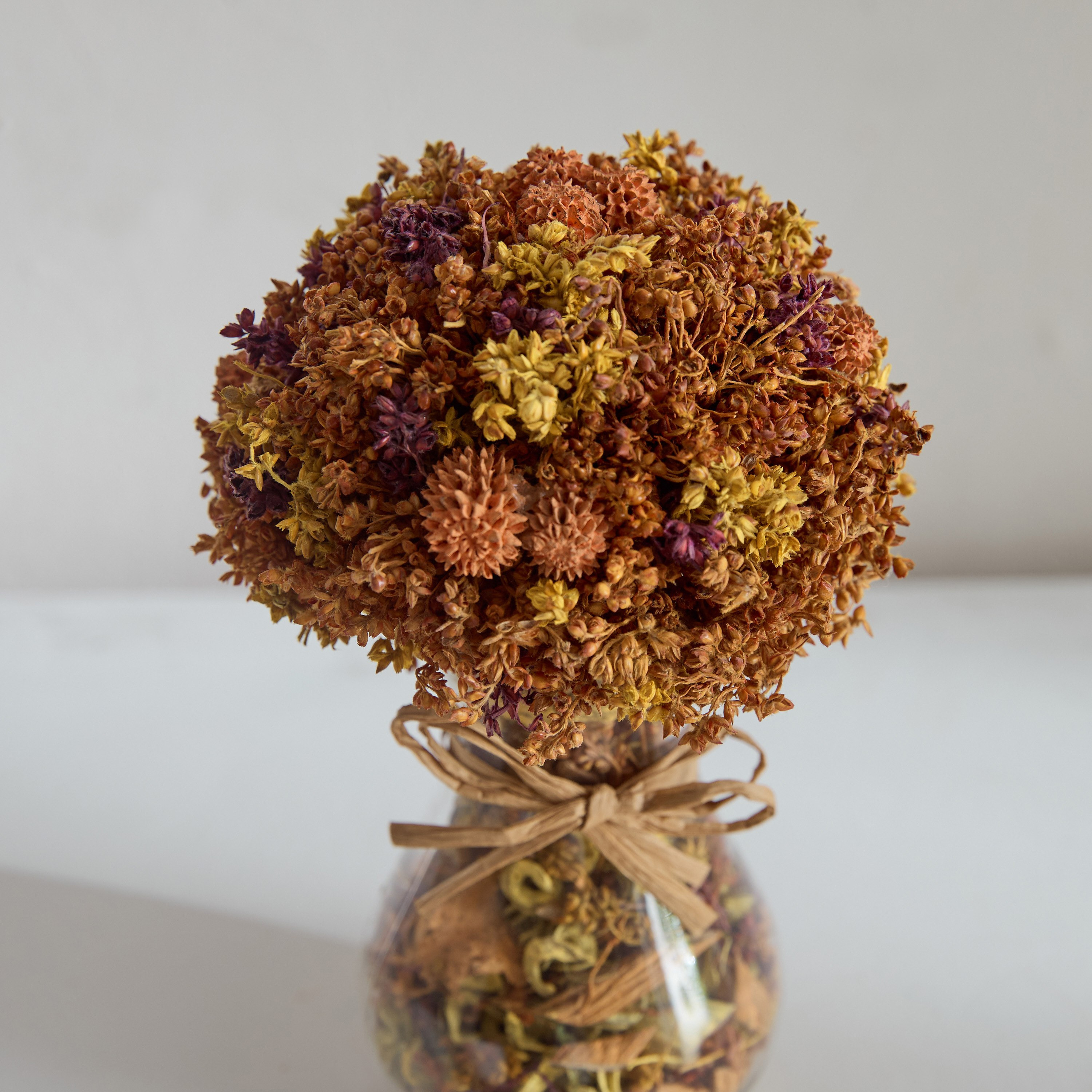 مزيج عشبي في مزهرية زجاجية مع بوتبوري من كافين - 15×15×21 سم-hbxdecorandfurnishings-homeaccessories-artificialflowersandplants-image-3