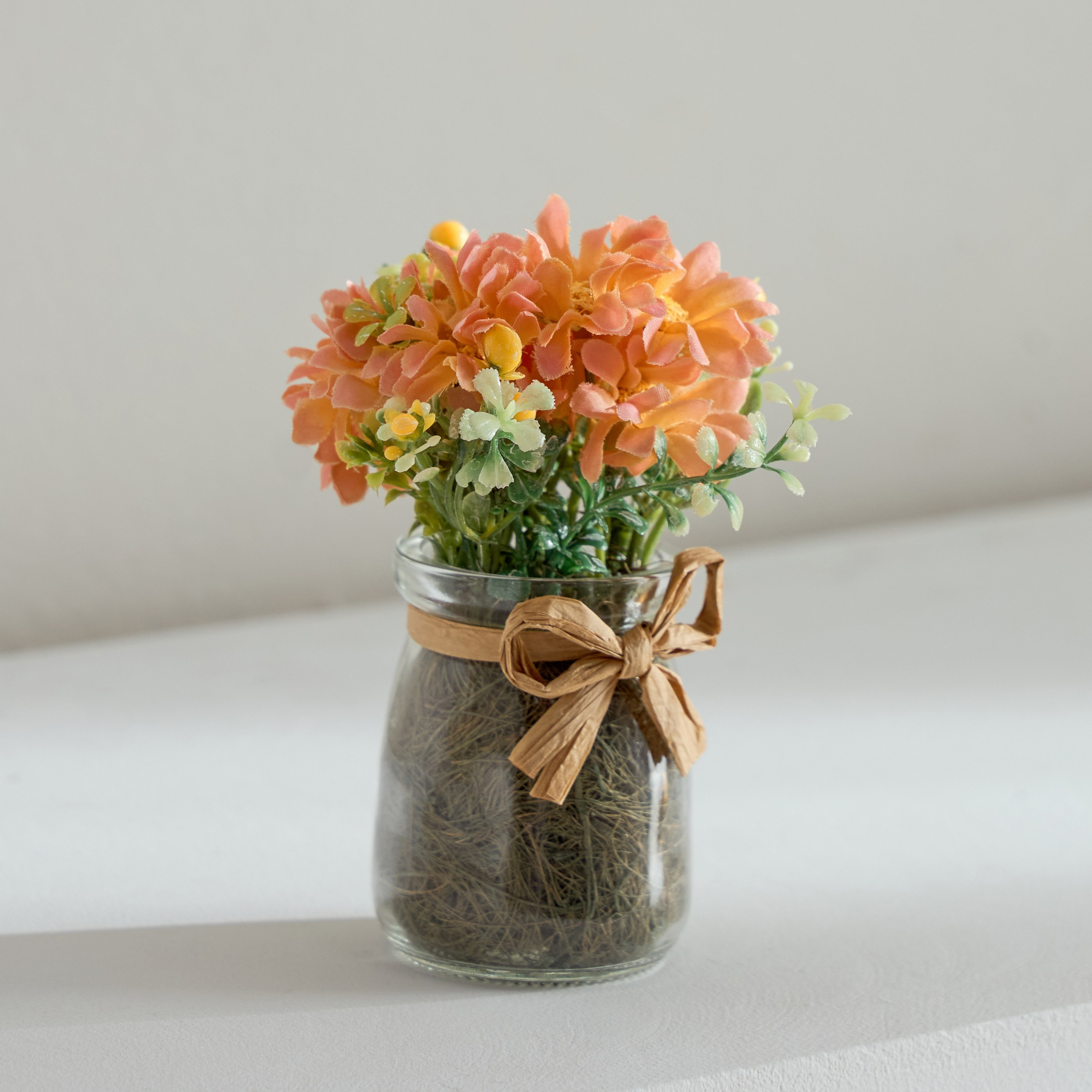 تشكيلة زهور الأقحوان في زجاجة من كافين - 9x9x13 سم-hbxdecorandfurnishings-homeaccessories-artificialflowersandplants-image-1