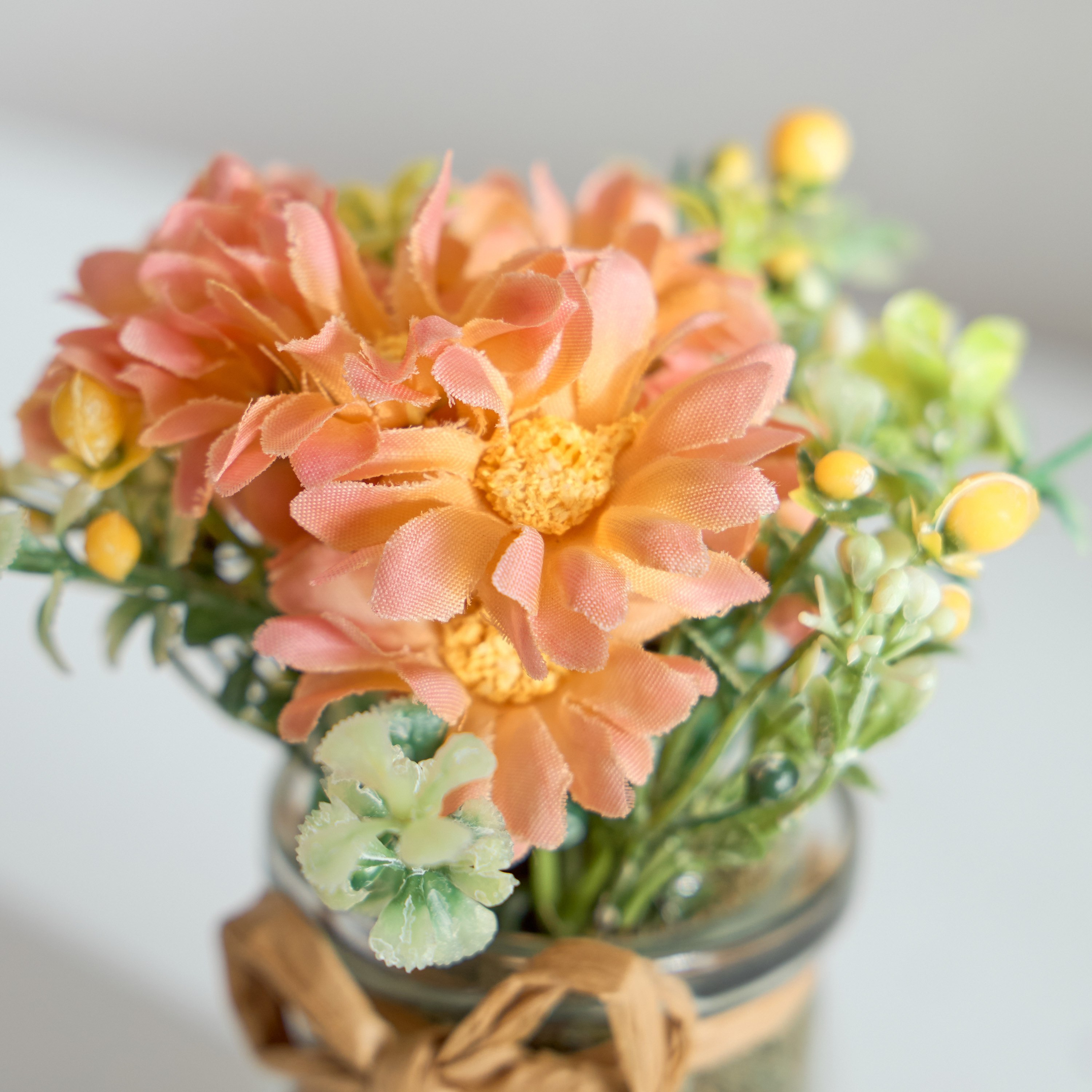 تشكيلة زهور الأقحوان في زجاجة من كافين - 9x9x13 سم-hbxdecorandfurnishings-homeaccessories-artificialflowersandplants-image-3