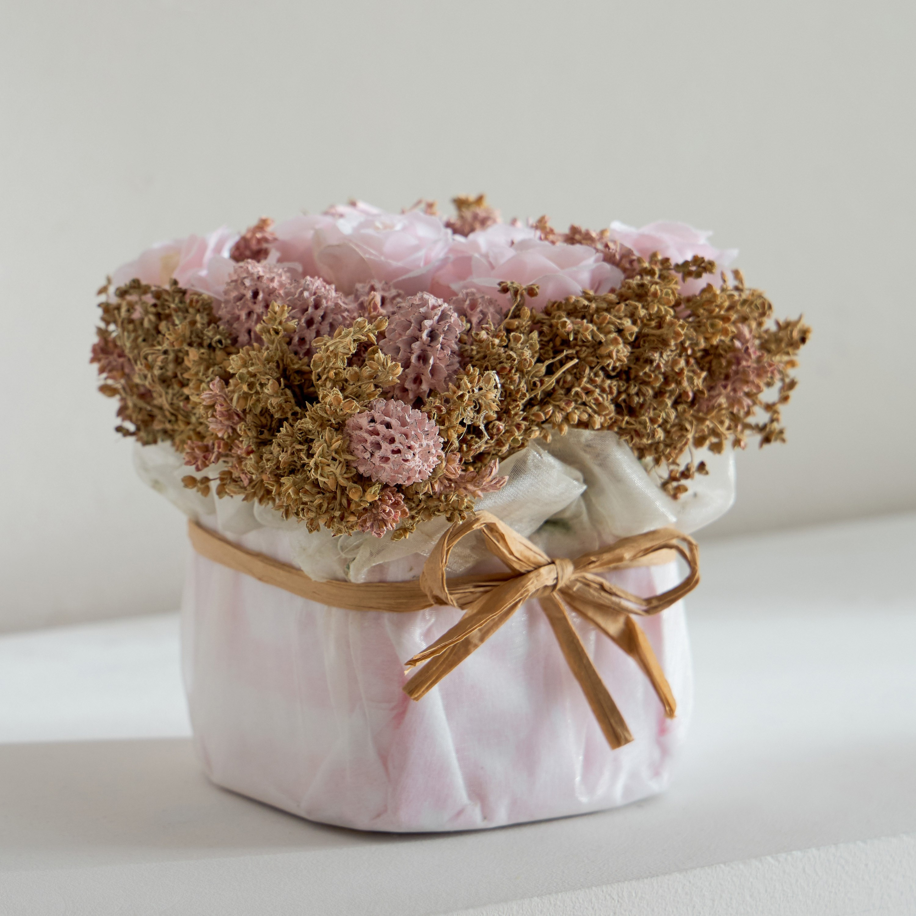 باقة ورد في وسادة أورجانزا من كافن - 13x13x14 سم-hbxdecorandfurnishings-homeaccessories-artificialflowersandplants-image-1