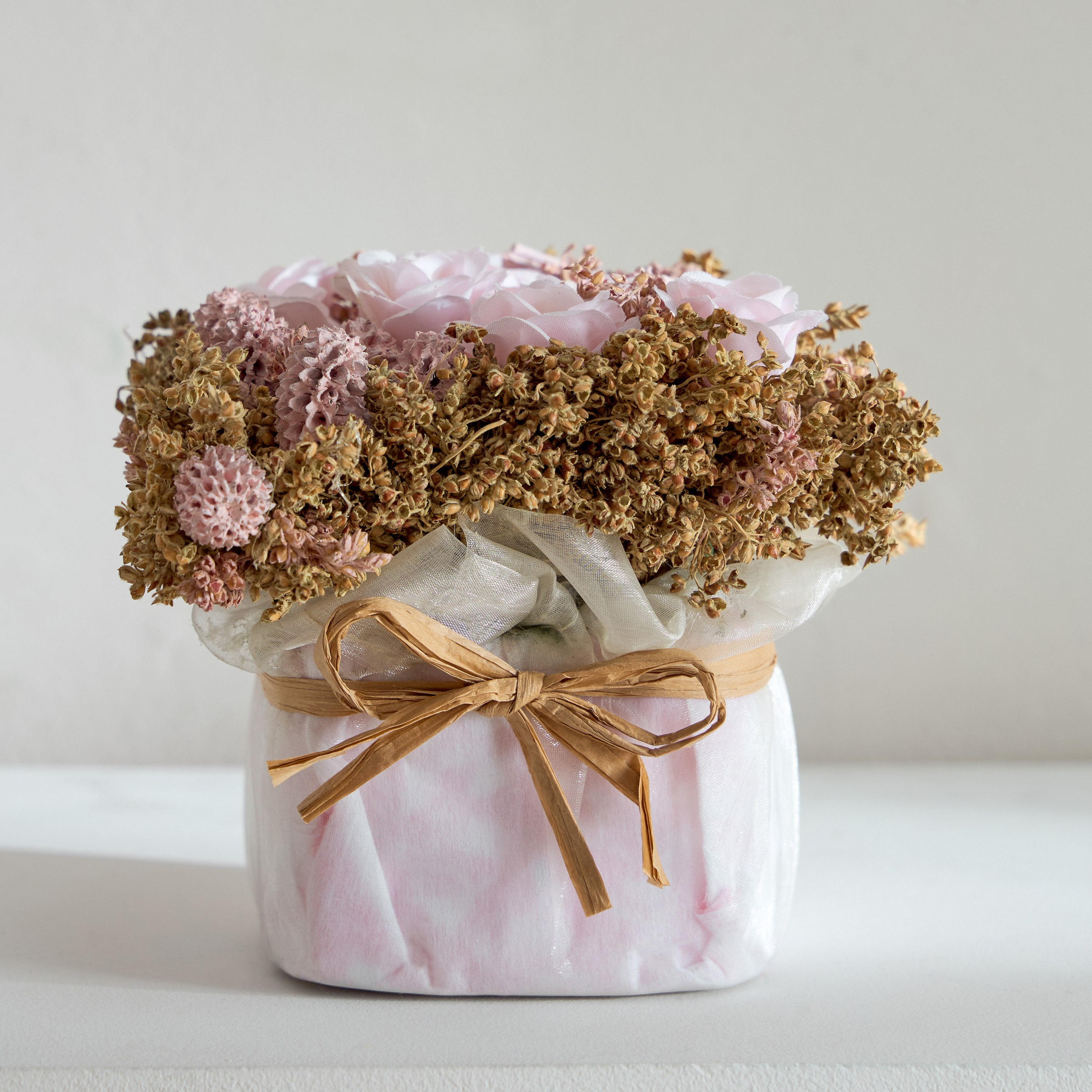 باقة ورد في وسادة أورجانزا من كافن - 13x13x14 سم-hbxdecorandfurnishings-homeaccessories-artificialflowersandplants-image-2