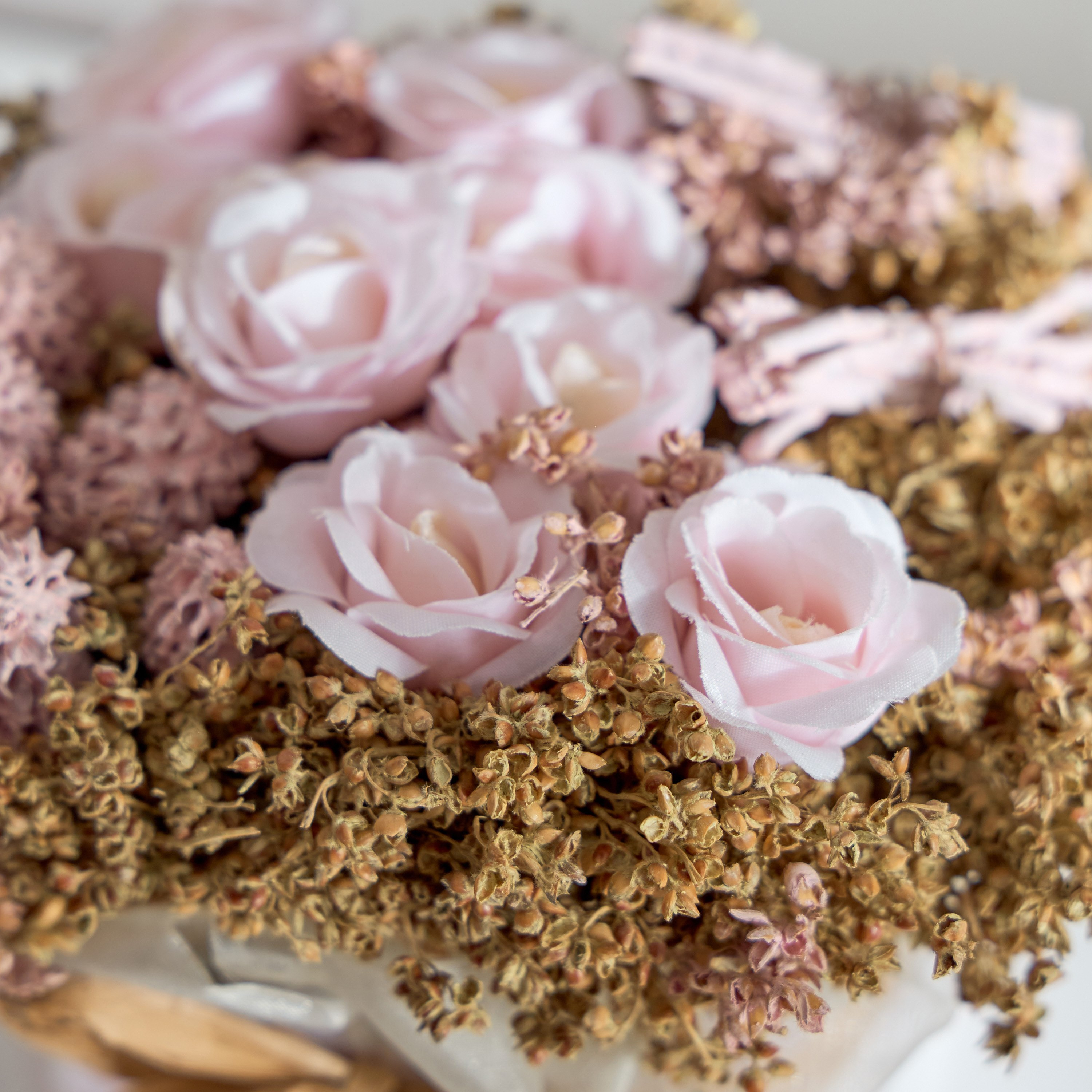 باقة ورد في وسادة أورجانزا من كافن - 13x13x14 سم-hbxdecorandfurnishings-homeaccessories-artificialflowersandplants-image-3