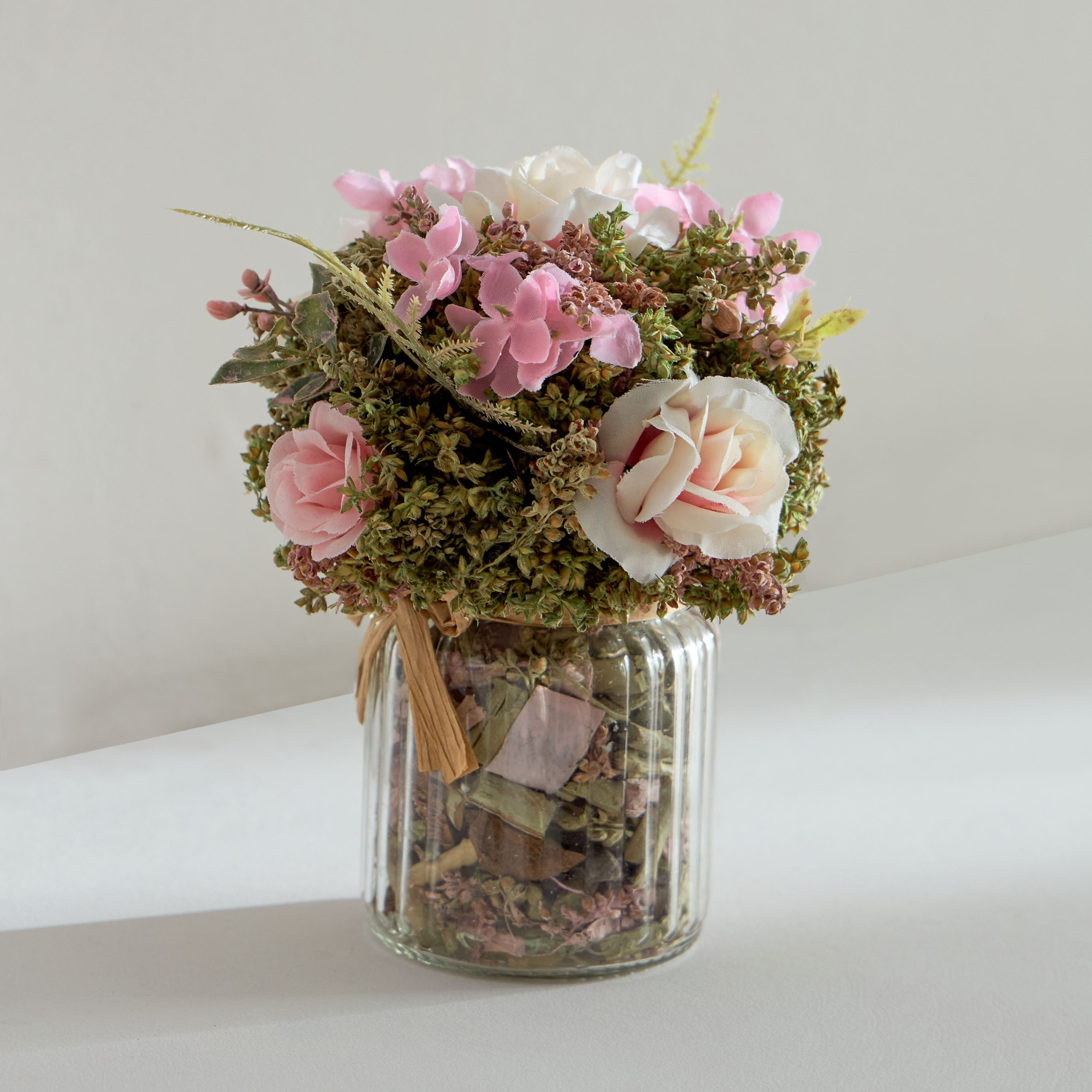 تشكيلة ورود في مزهرية زجاجية مع أزهار مجففة من كيفن - 13x13x18 سم-hbxdecorandfurnishings-homeaccessories-artificialflowersandplants-image-1