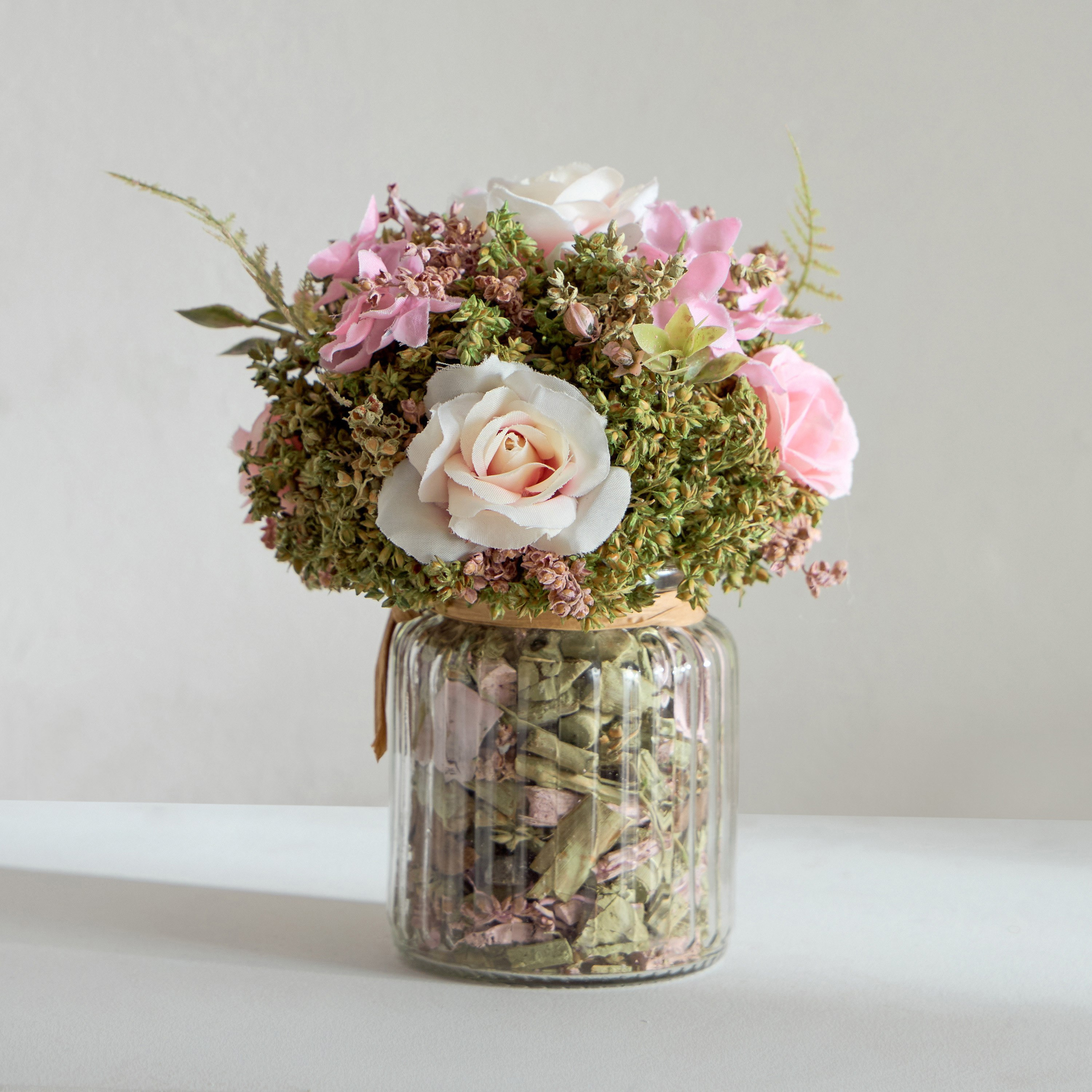 تشكيلة ورود في مزهرية زجاجية مع أزهار مجففة من كيفن - 13x13x18 سم-hbxdecorandfurnishings-homeaccessories-artificialflowersandplants-image-2