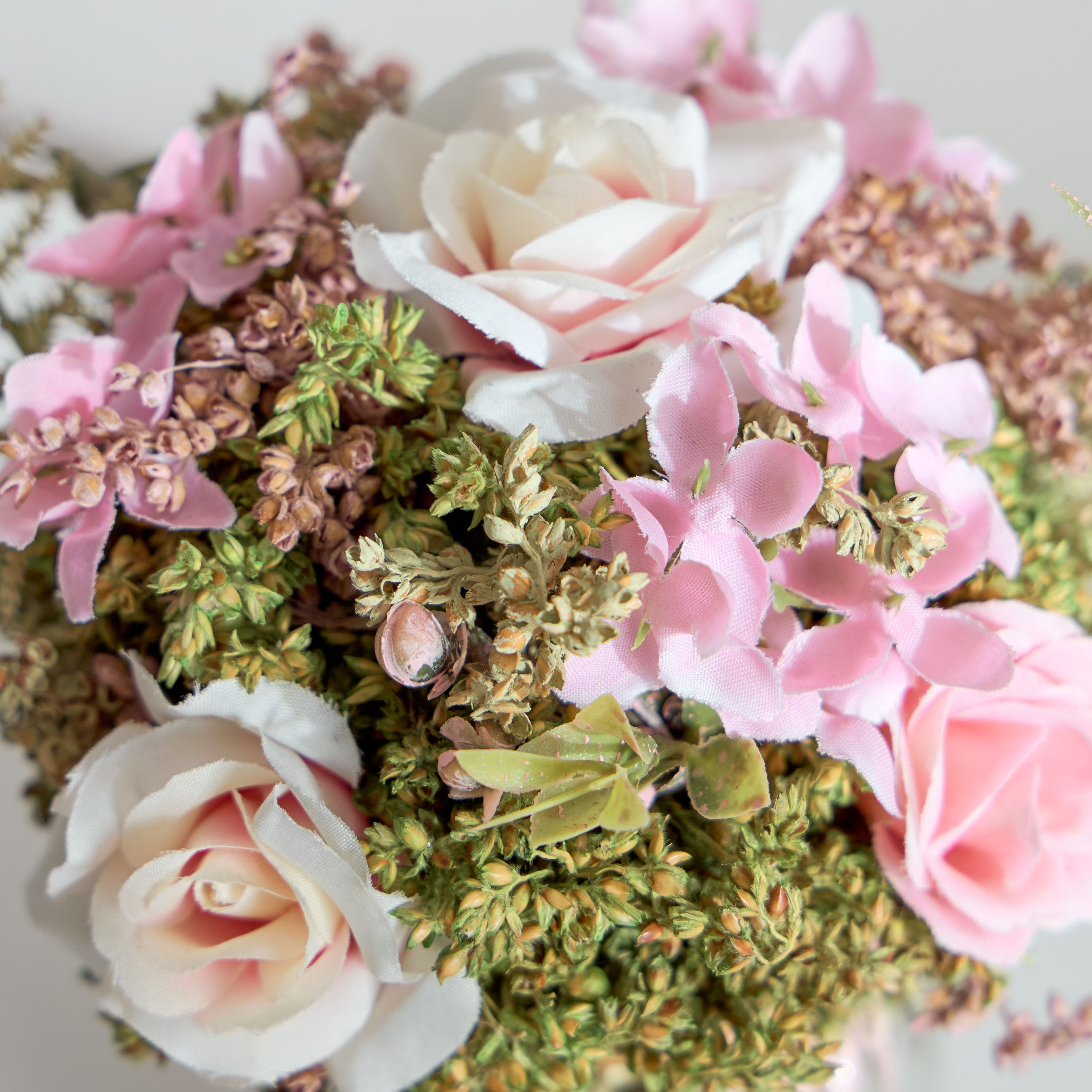 تشكيلة ورود في مزهرية زجاجية مع أزهار مجففة من كيفن - 13x13x18 سم-hbxdecorandfurnishings-homeaccessories-artificialflowersandplants-image-3