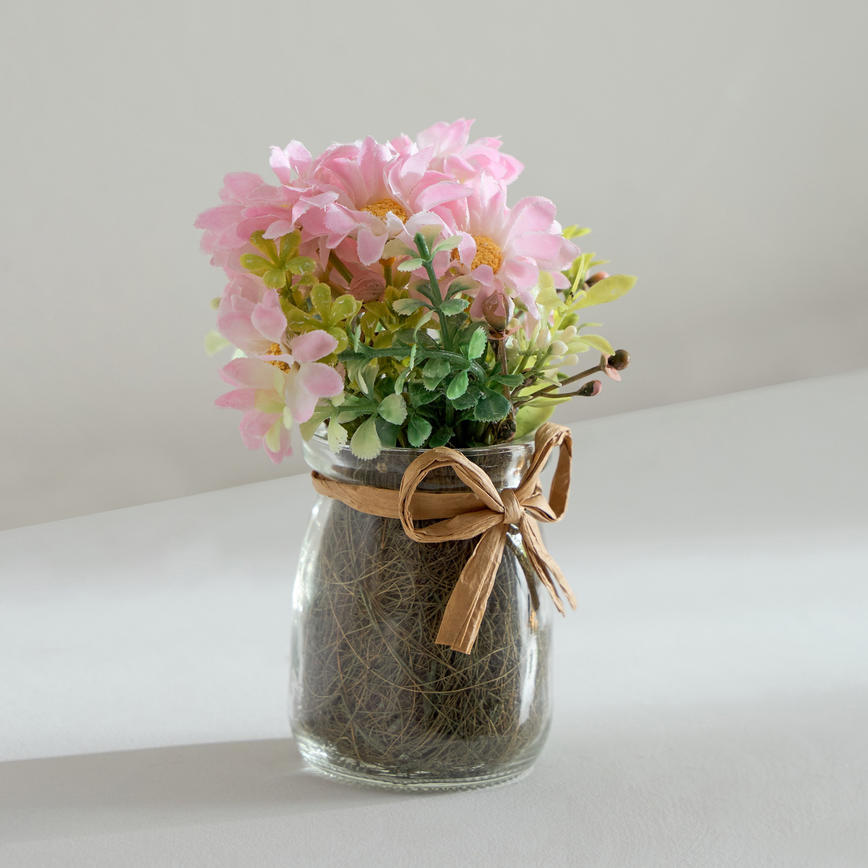 تشكيلة زهور الأقحوان في قارورة زجاجية من كيفن - 9x9x13 سم-hbxdecorandfurnishings-homeaccessories-artificialflowersandplants-image-1