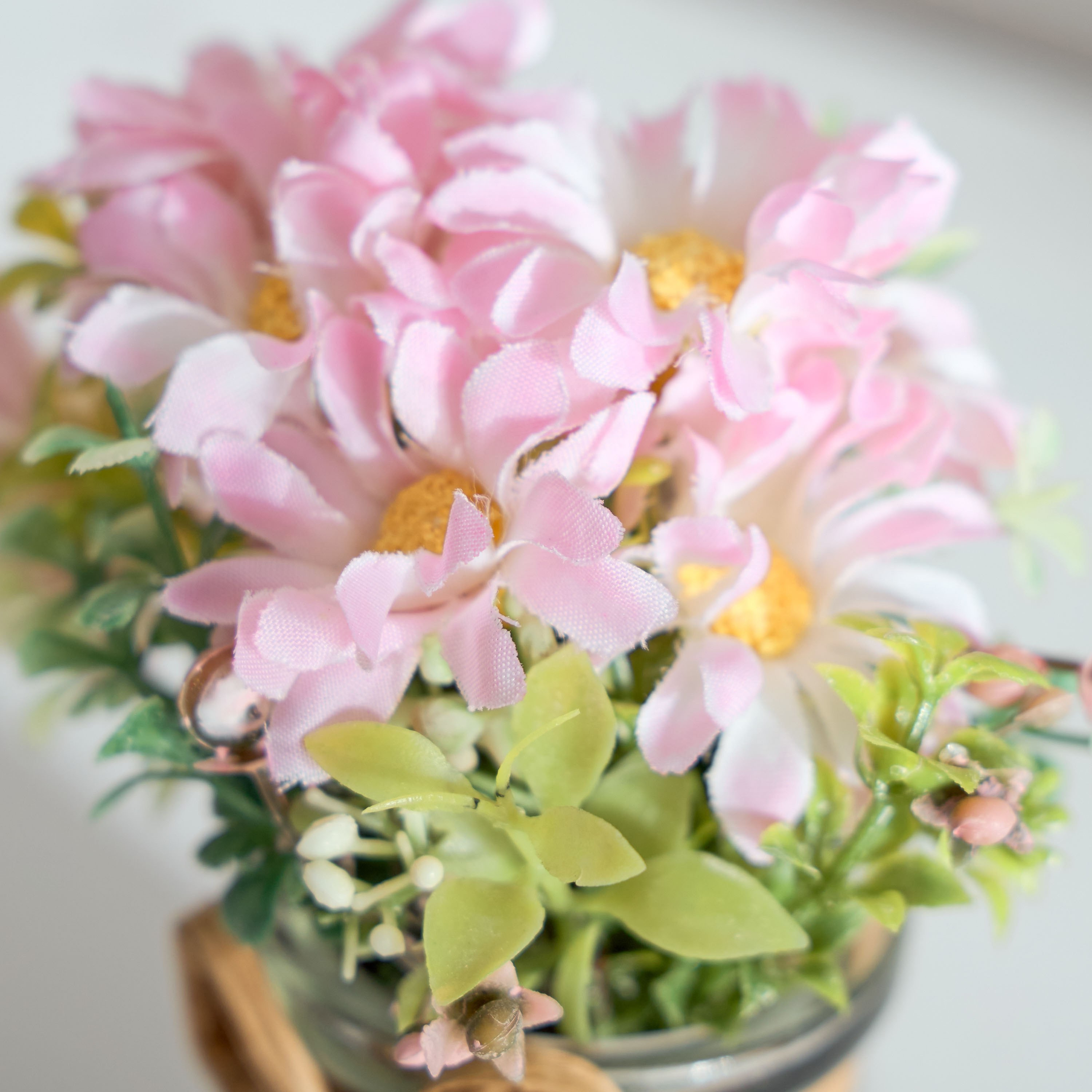 تشكيلة زهور الأقحوان في قارورة زجاجية من كيفن - 9x9x13 سم-hbxdecorandfurnishings-homeaccessories-artificialflowersandplants-image-3