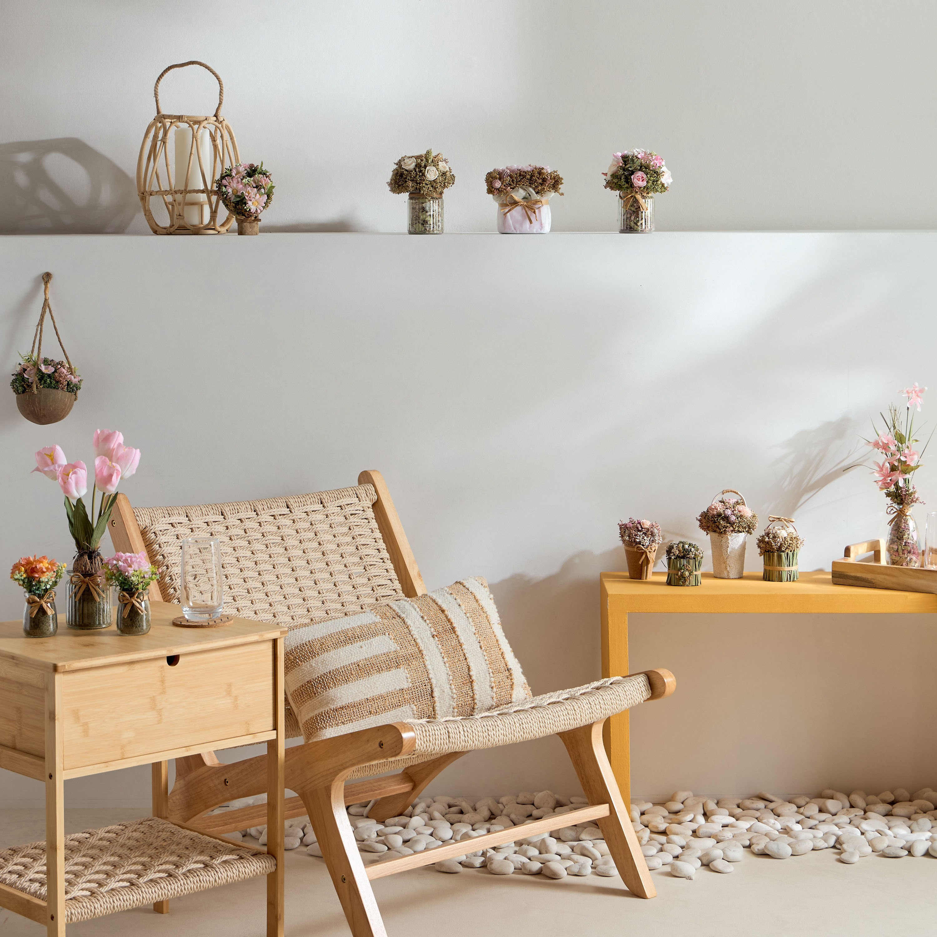 تشكيلة زهور الأقحوان في قارورة زجاجية من كيفن - 9x9x13 سم-hbxdecorandfurnishings-homeaccessories-artificialflowersandplants-image-4
