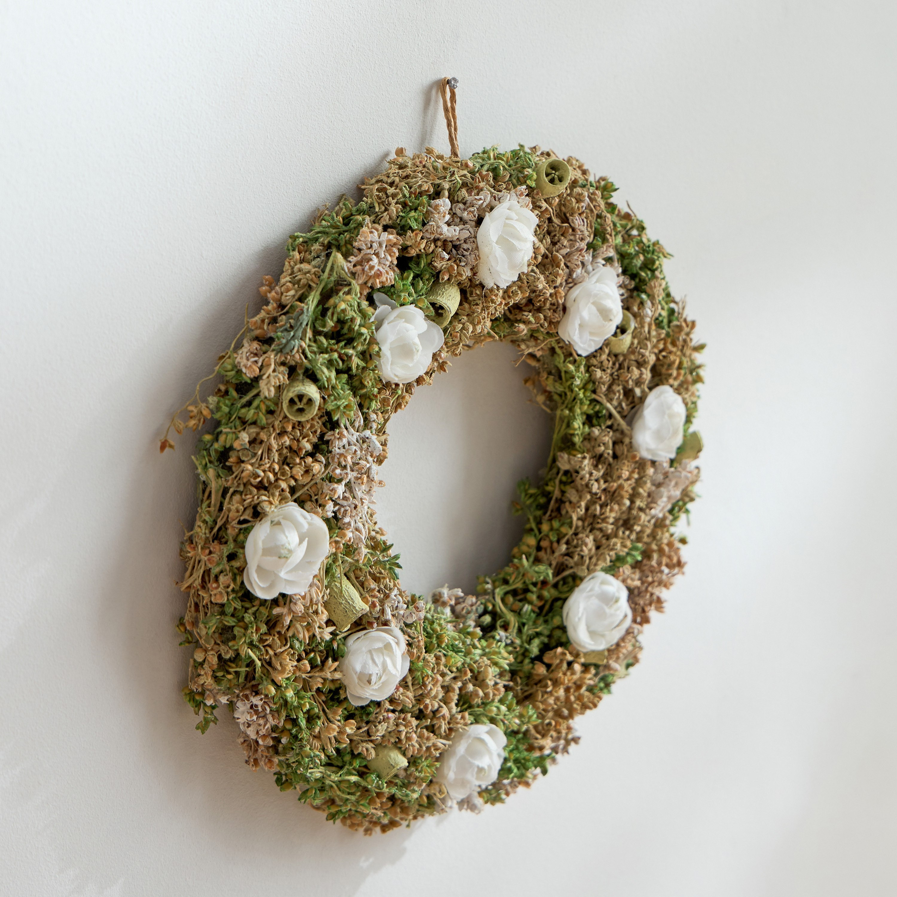 إكليل ورد معلّق من كافين - 20 × 20 × 35 سم-hbxdecorandfurnishings-homeaccessories-artificialflowersandplants-image-1