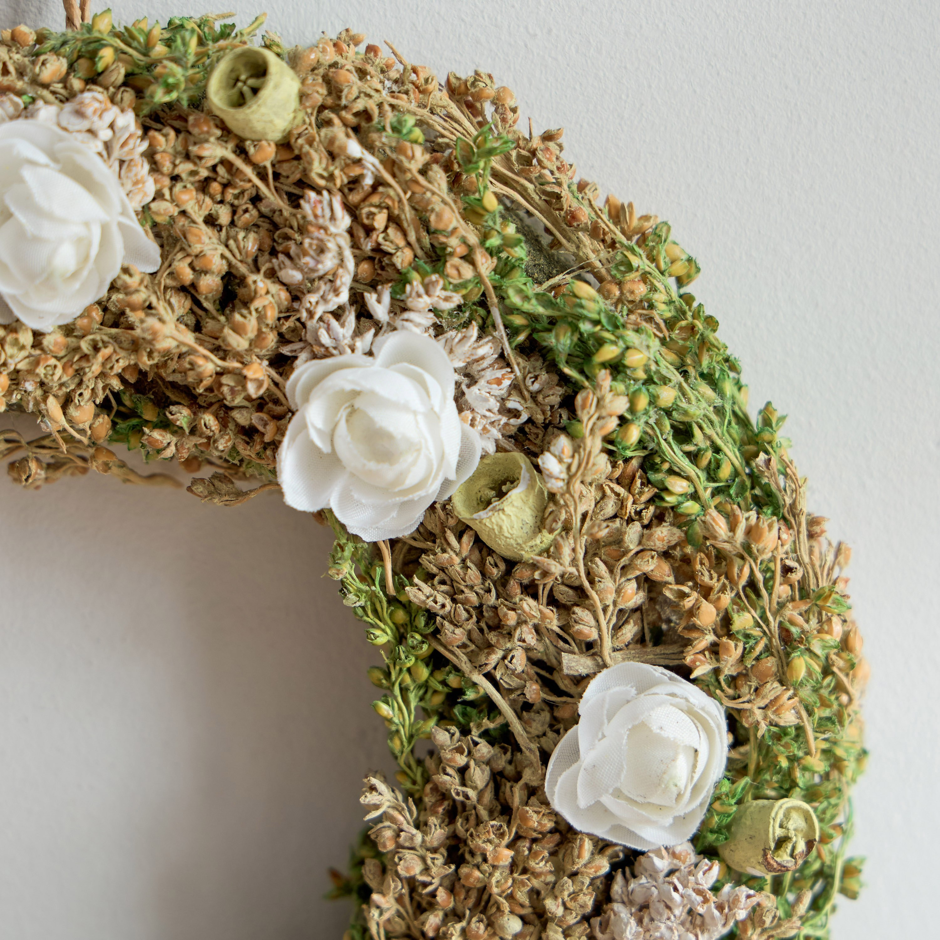 إكليل ورد معلّق من كافين - 20 × 20 × 35 سم-hbxdecorandfurnishings-homeaccessories-artificialflowersandplants-image-3