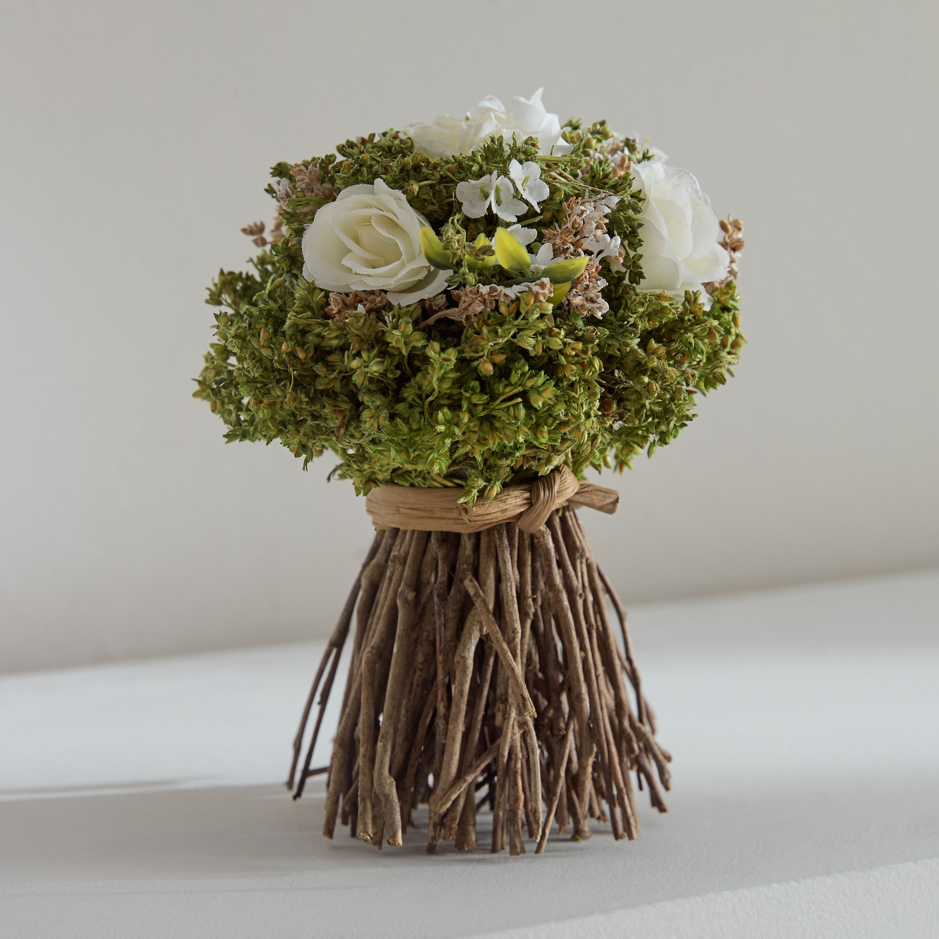 بوكيه تويج بأغصان الورد وكرات بوم بوم من كيفن - 14x14x18 سم-hbxdecorandfurnishings-homeaccessories-artificialflowersandplants-image-1