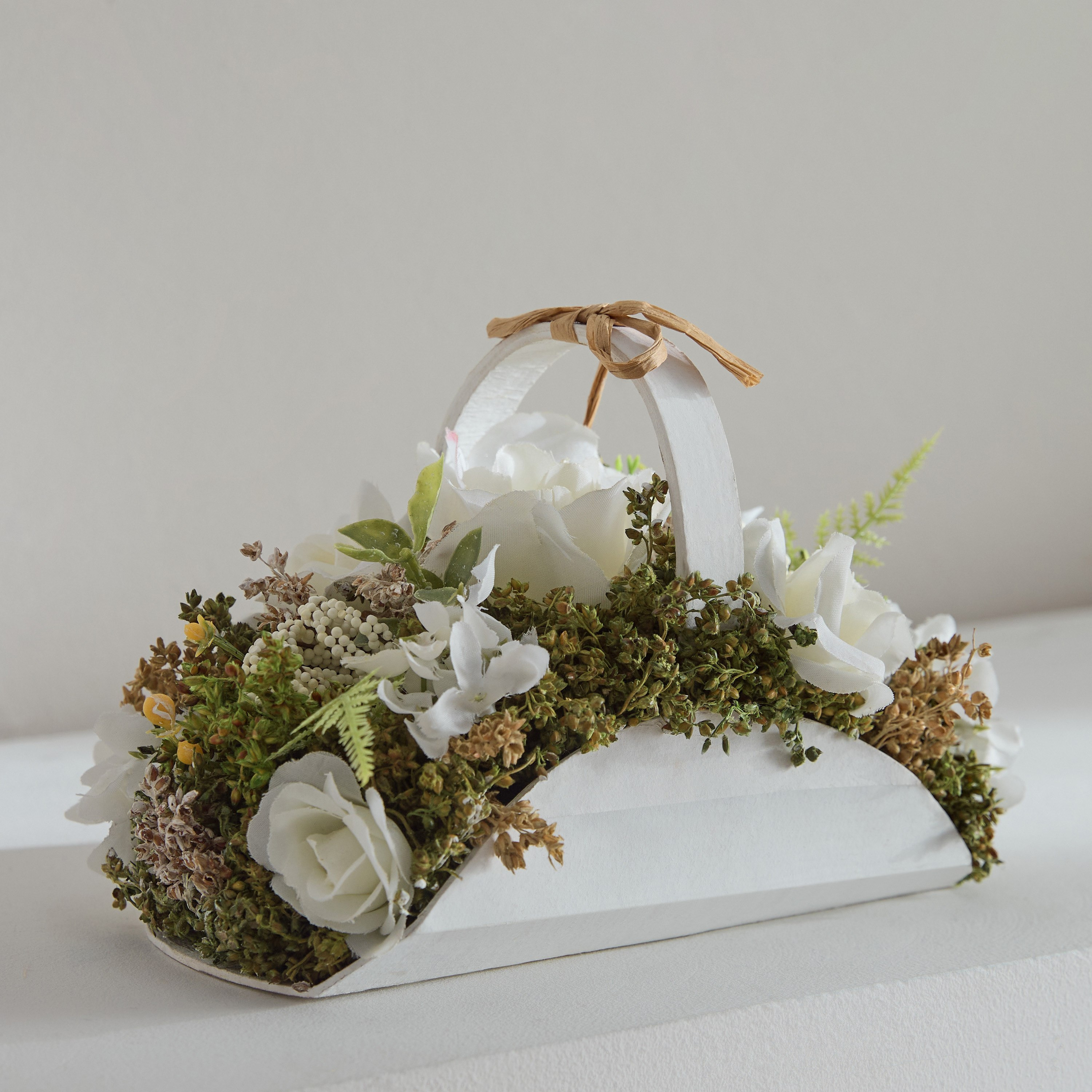 تشكيلة ورد متنوعة في سلة نصف قمرية بمقبض من كافين - 21x13x13 سم-hbxdecorandfurnishings-homeaccessories-artificialflowersandplants-image-1