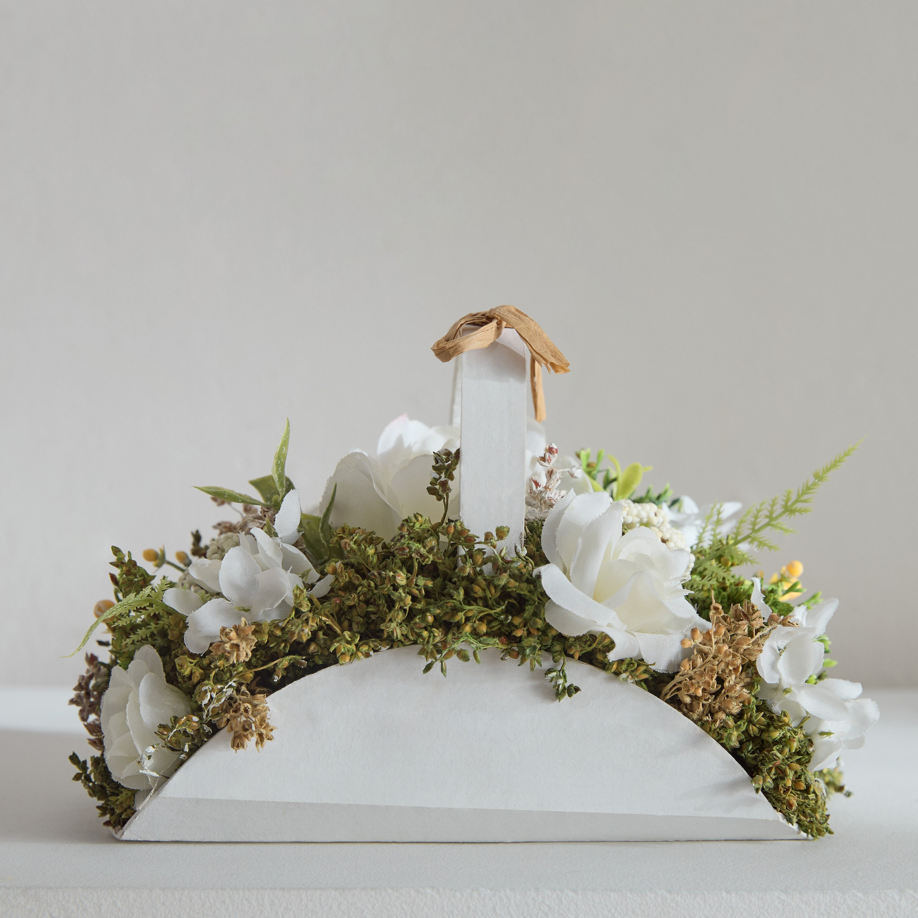 تشكيلة ورد متنوعة في سلة نصف قمرية بمقبض من كافين - 21x13x13 سم-hbxdecorandfurnishings-homeaccessories-artificialflowersandplants-image-2
