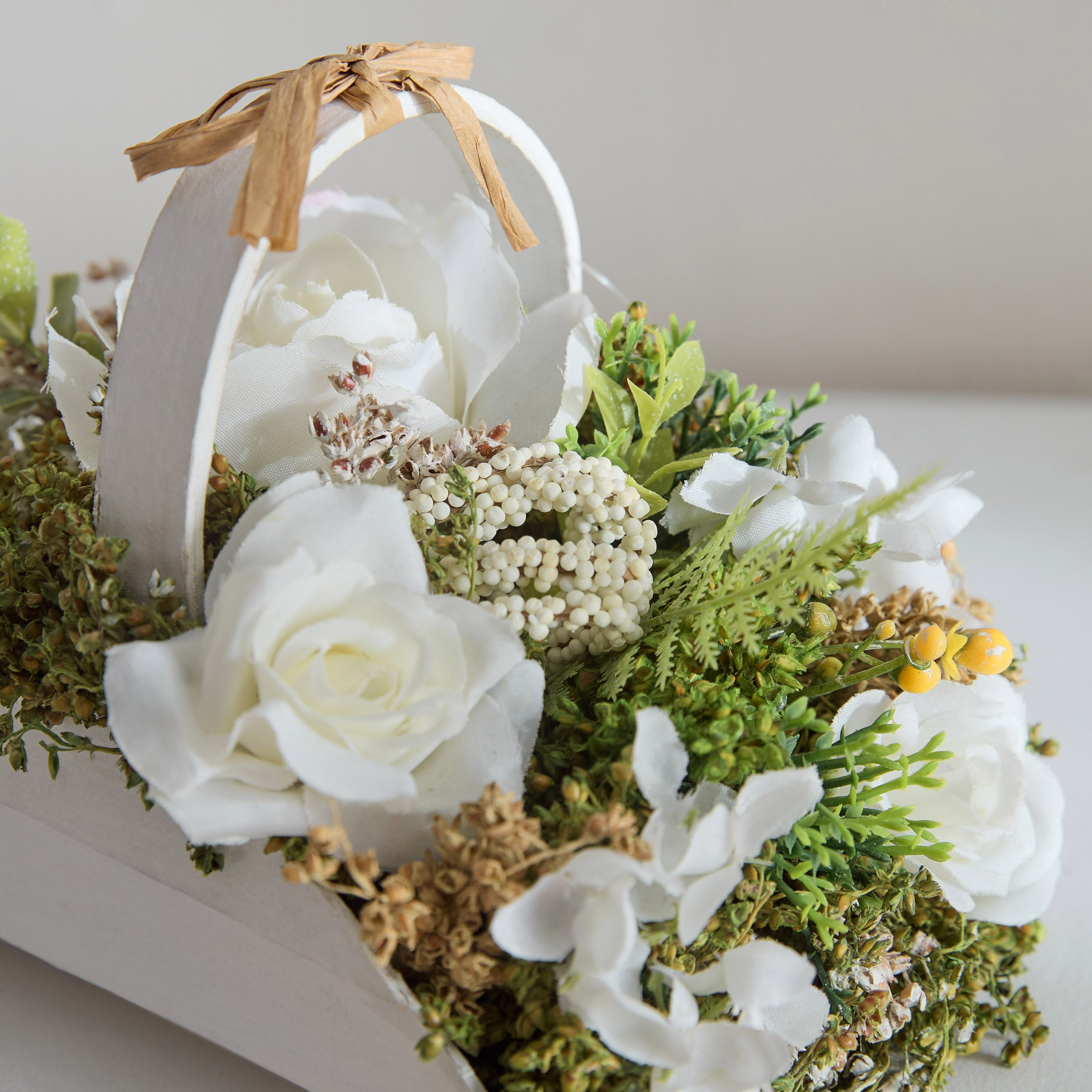 تشكيلة ورد متنوعة في سلة نصف قمرية بمقبض من كافين - 21x13x13 سم-hbxdecorandfurnishings-homeaccessories-artificialflowersandplants-image-3