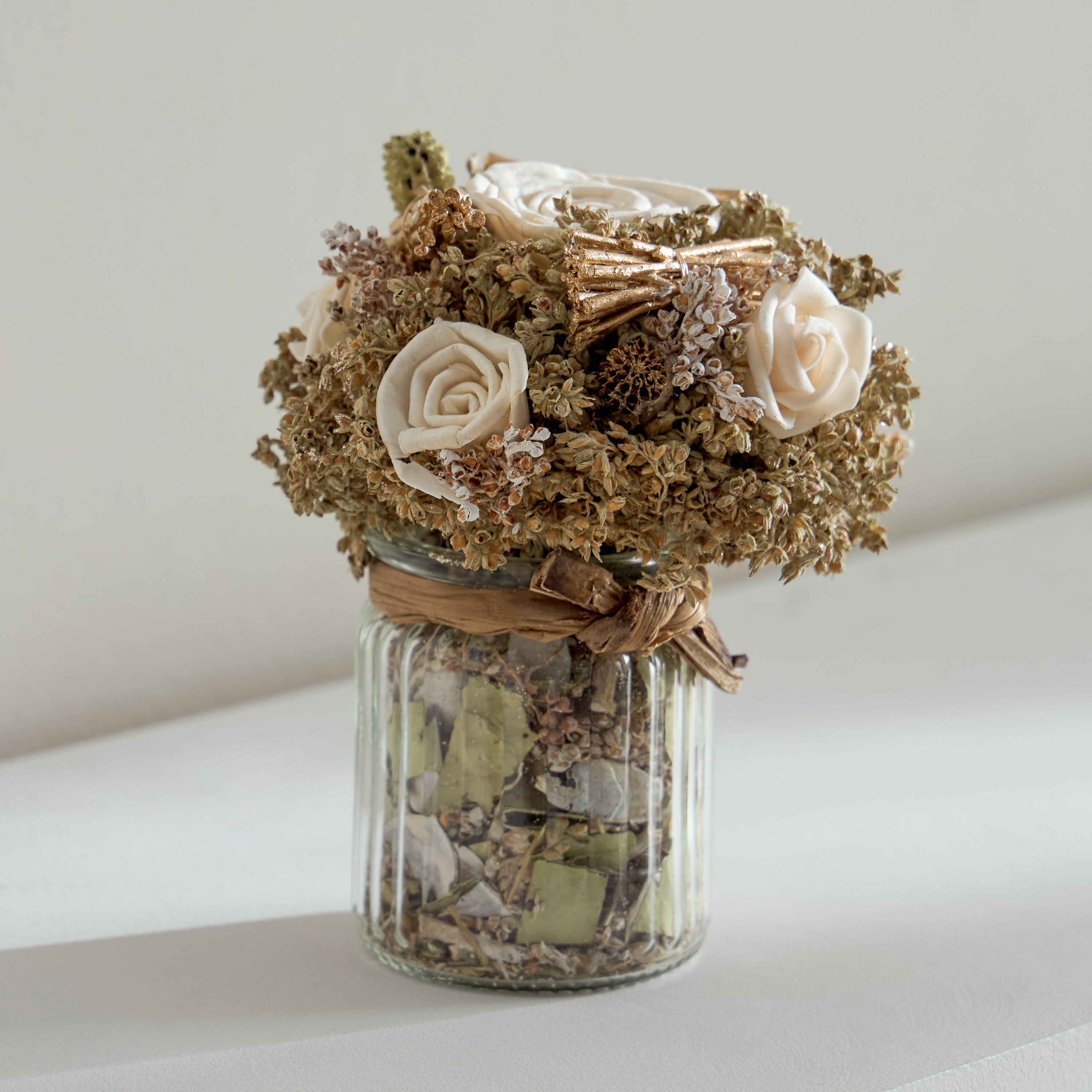 تشكيلة ورود في مزهرية زجاجية مع أزهار مجففة من كيفن - 13x13x16.5 سم-hbxdecorandfurnishings-homeaccessories-artificialflowersandplants-image-1