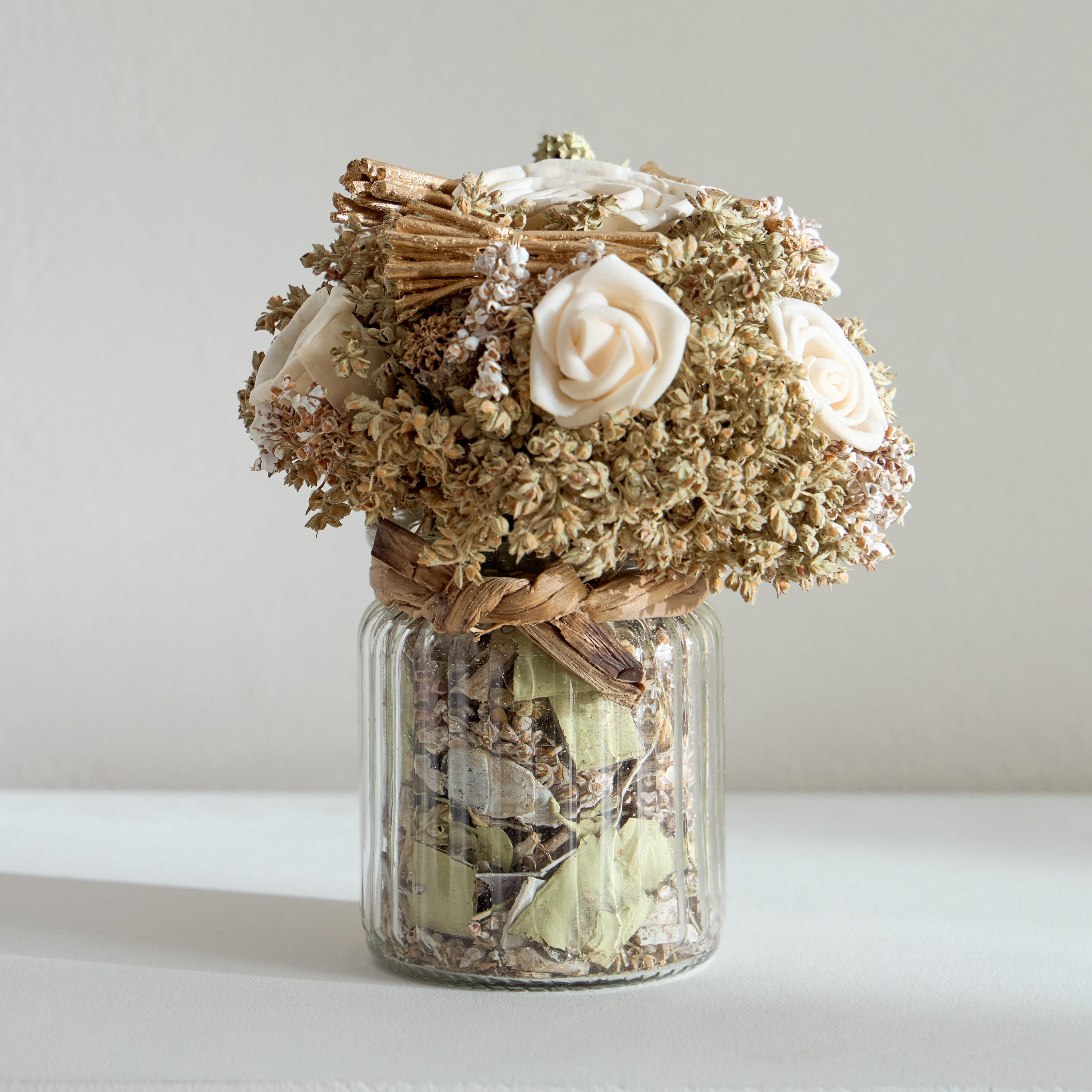 تشكيلة ورود في مزهرية زجاجية مع أزهار مجففة من كيفن - 13x13x16.5 سم-hbxdecorandfurnishings-homeaccessories-artificialflowersandplants-image-2