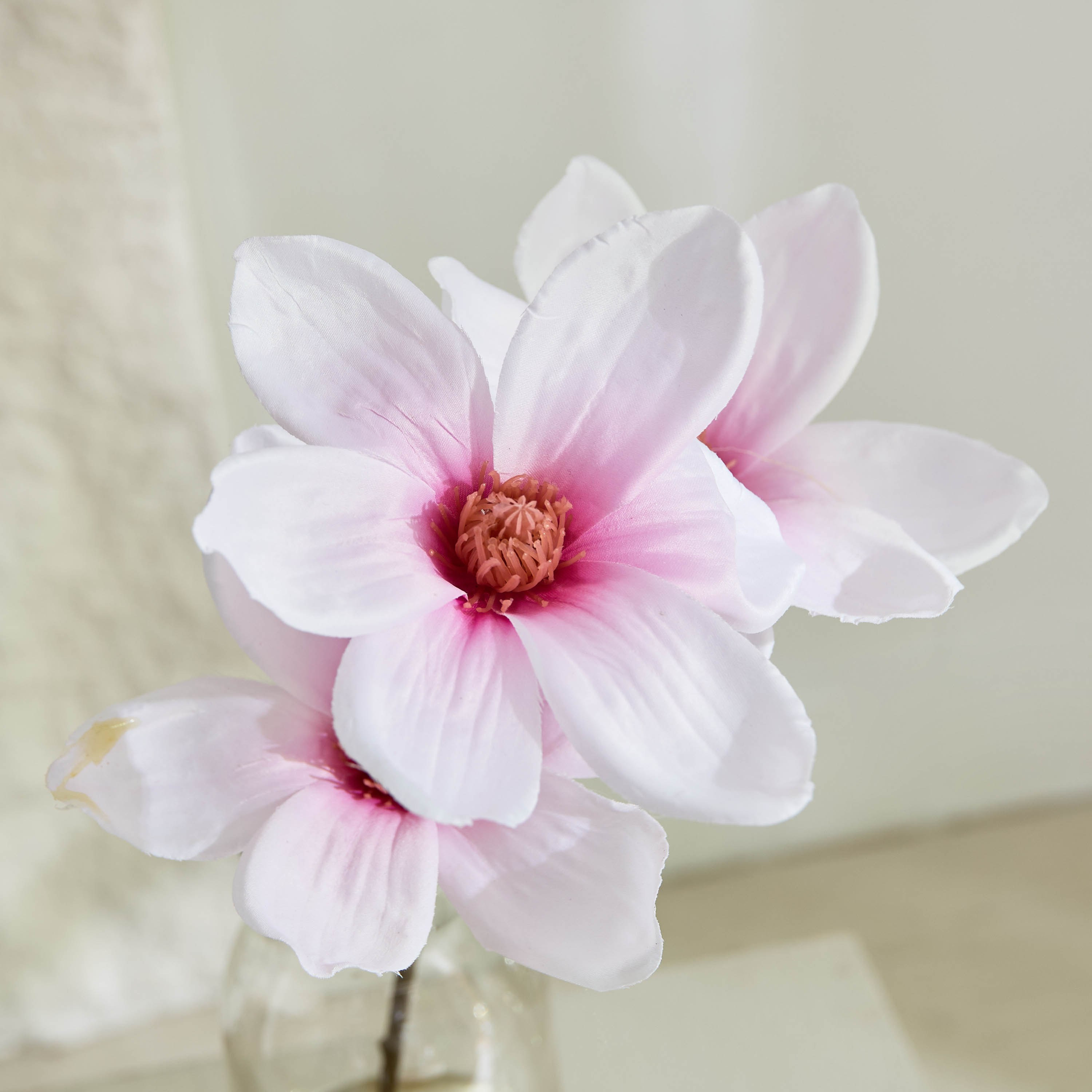 باقة ماجنوليا بثلاث رؤوس من ليارا - 45 سم-hbxdecorandfurnishings-homeaccessories-artificialflowersandplants-image-3