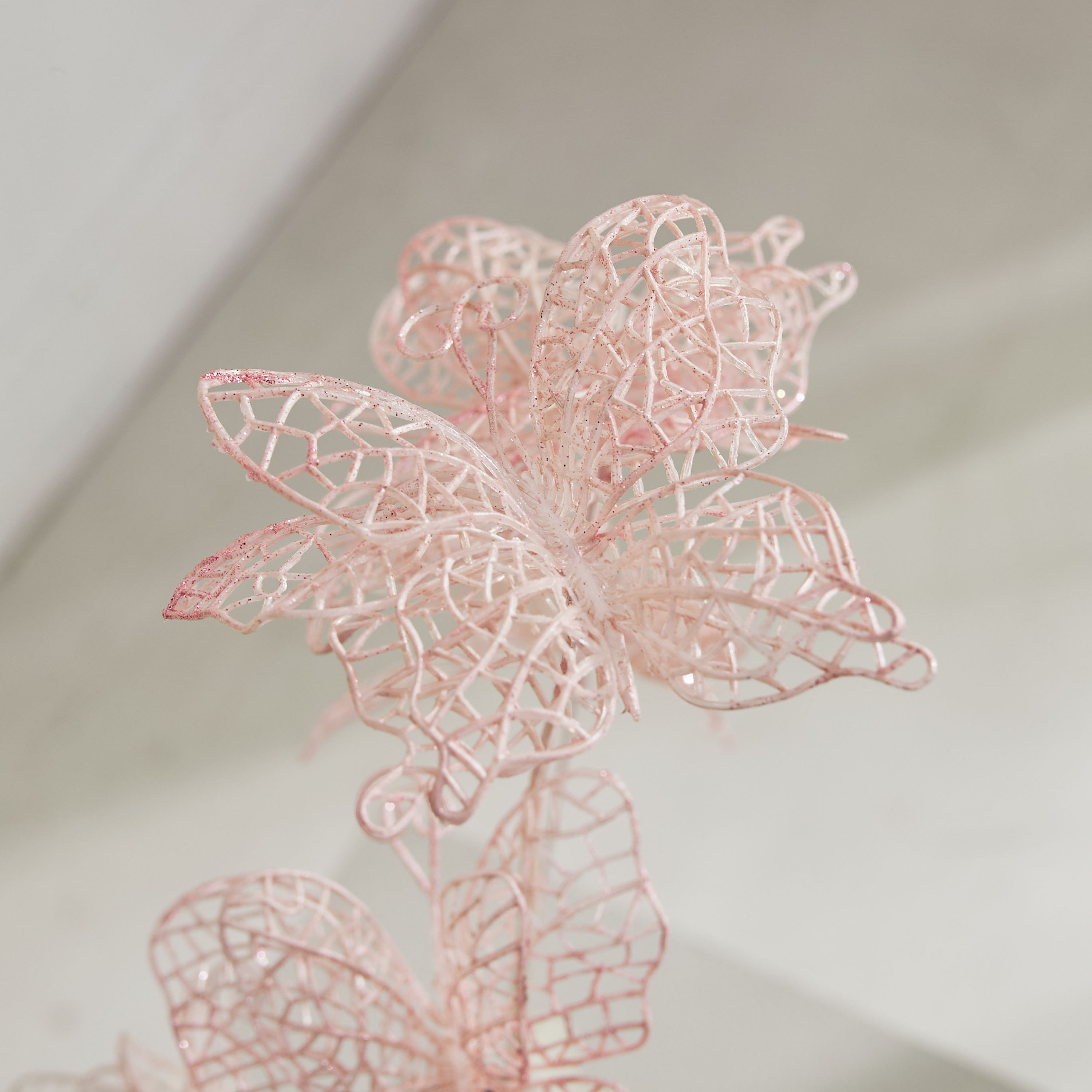 غصن زهور بـ5 رؤوس فراشات بلاستيكية من ليارا - 60 سم-hbxdecorandfurnishings-homeaccessories-artificialflowersandplants-image-3
