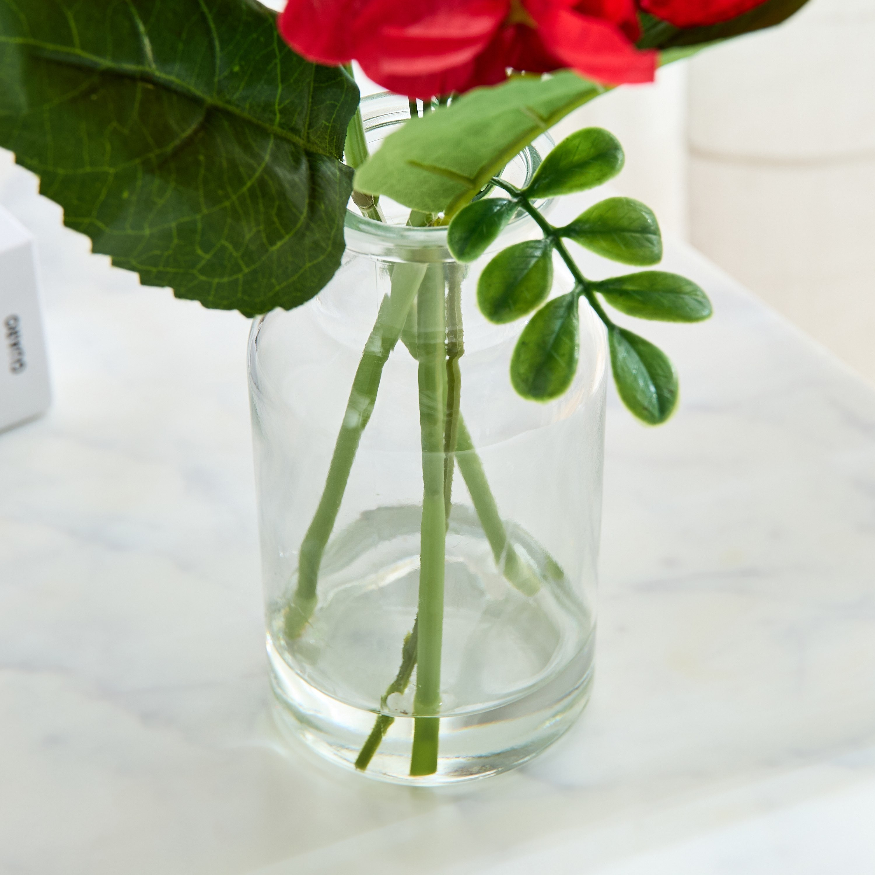 تشكيلة زهور كوبية مع مياه عادية في قارورة زجاج من ليارا - 33 سم-hbxdecorandfurnishings-homeaccessories-artificialflowersandplants-image-3