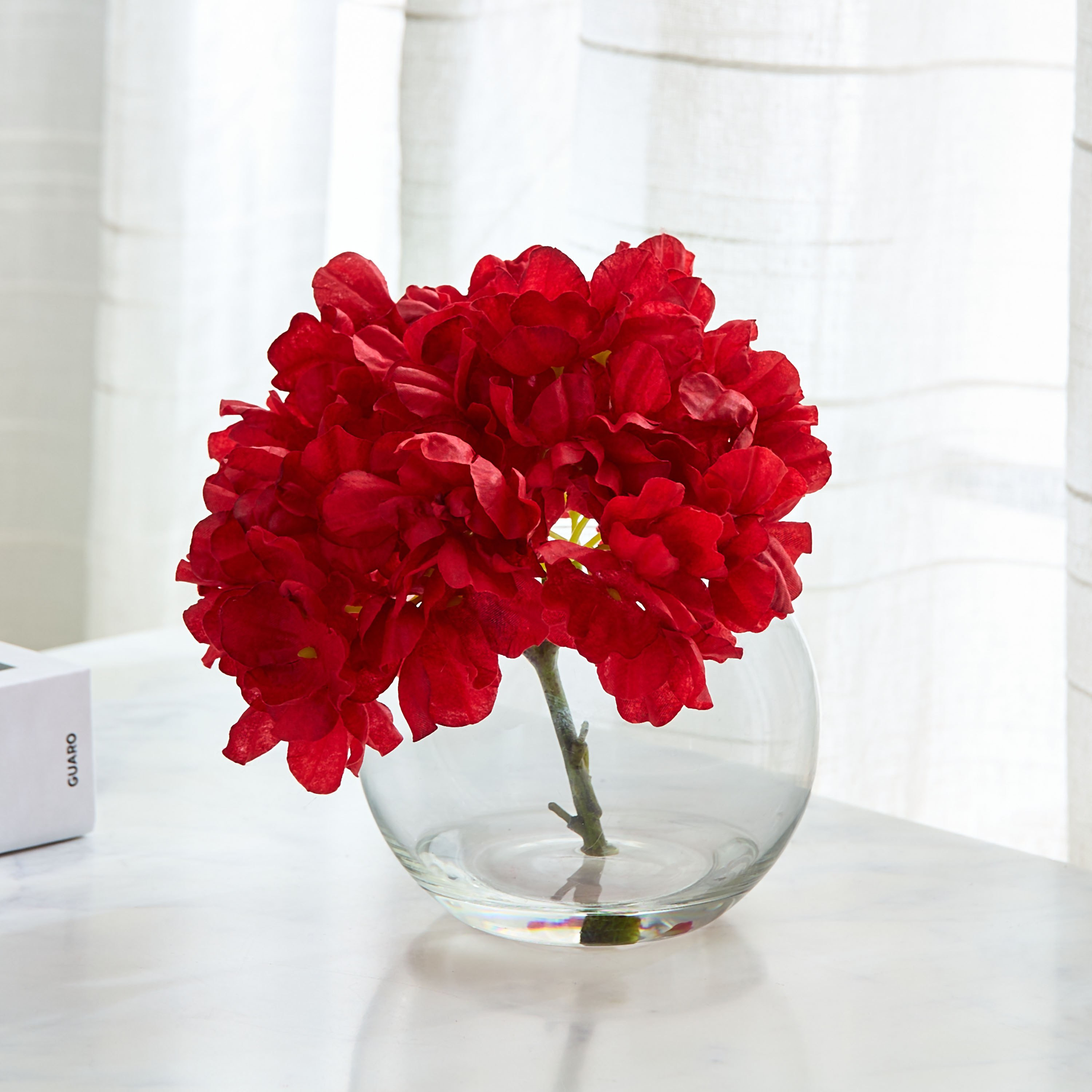 باقة زهور هيدرانجيا مع ماء راكد في إناء زجاجي من ليارا - 28 سم-hbxdecorandfurnishings-homeaccessories-artificialflowersandplants-image-1