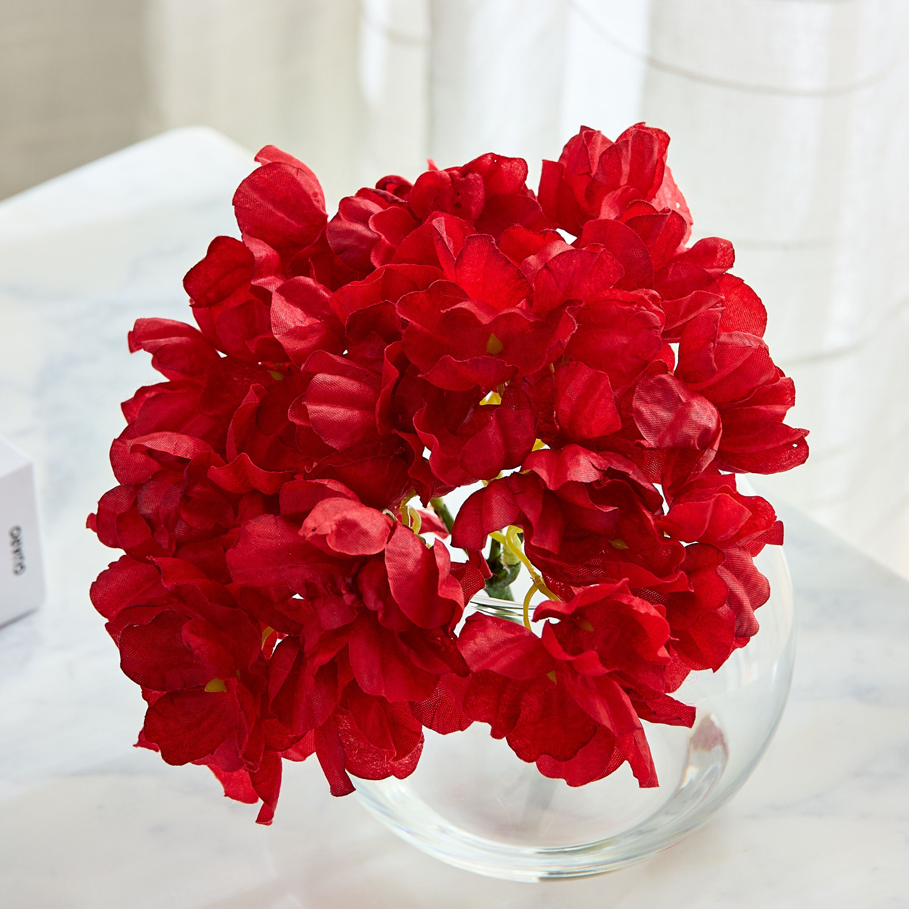 باقة زهور هيدرانجيا مع ماء راكد في إناء زجاجي من ليارا - 28 سم-hbxdecorandfurnishings-homeaccessories-artificialflowersandplants-image-2