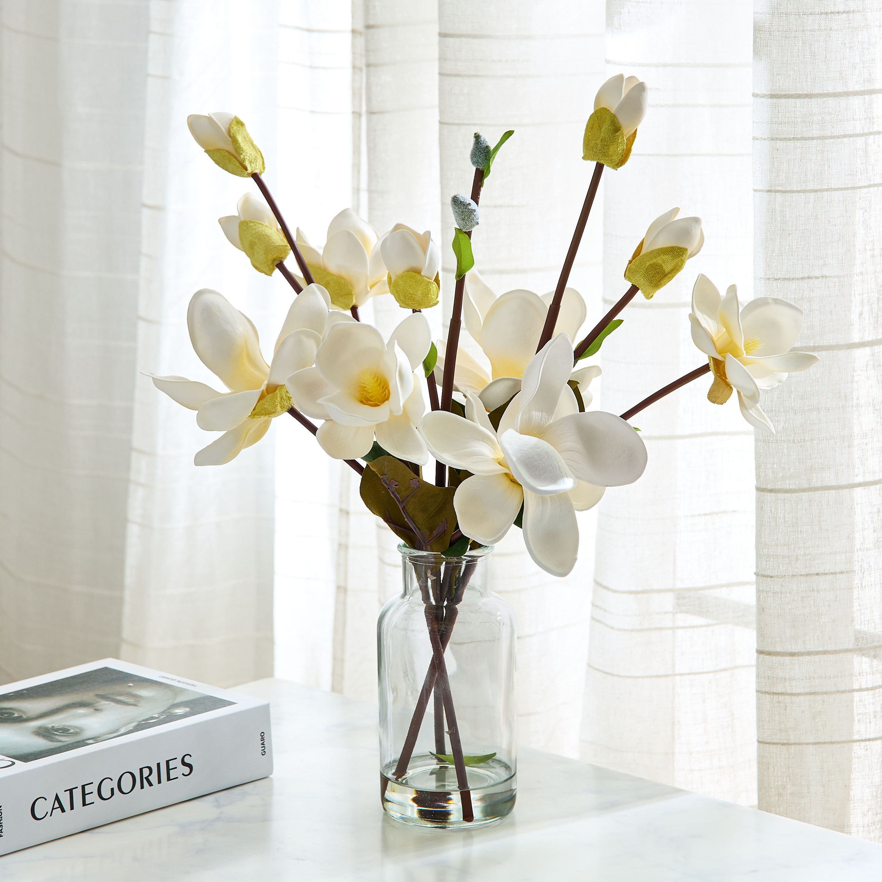 باقة زهور ماجنوليا في قارورة زجاجية من ليارا - 40 سم-hbxdecorandfurnishings-homeaccessories-artificialflowersandplants-image-1