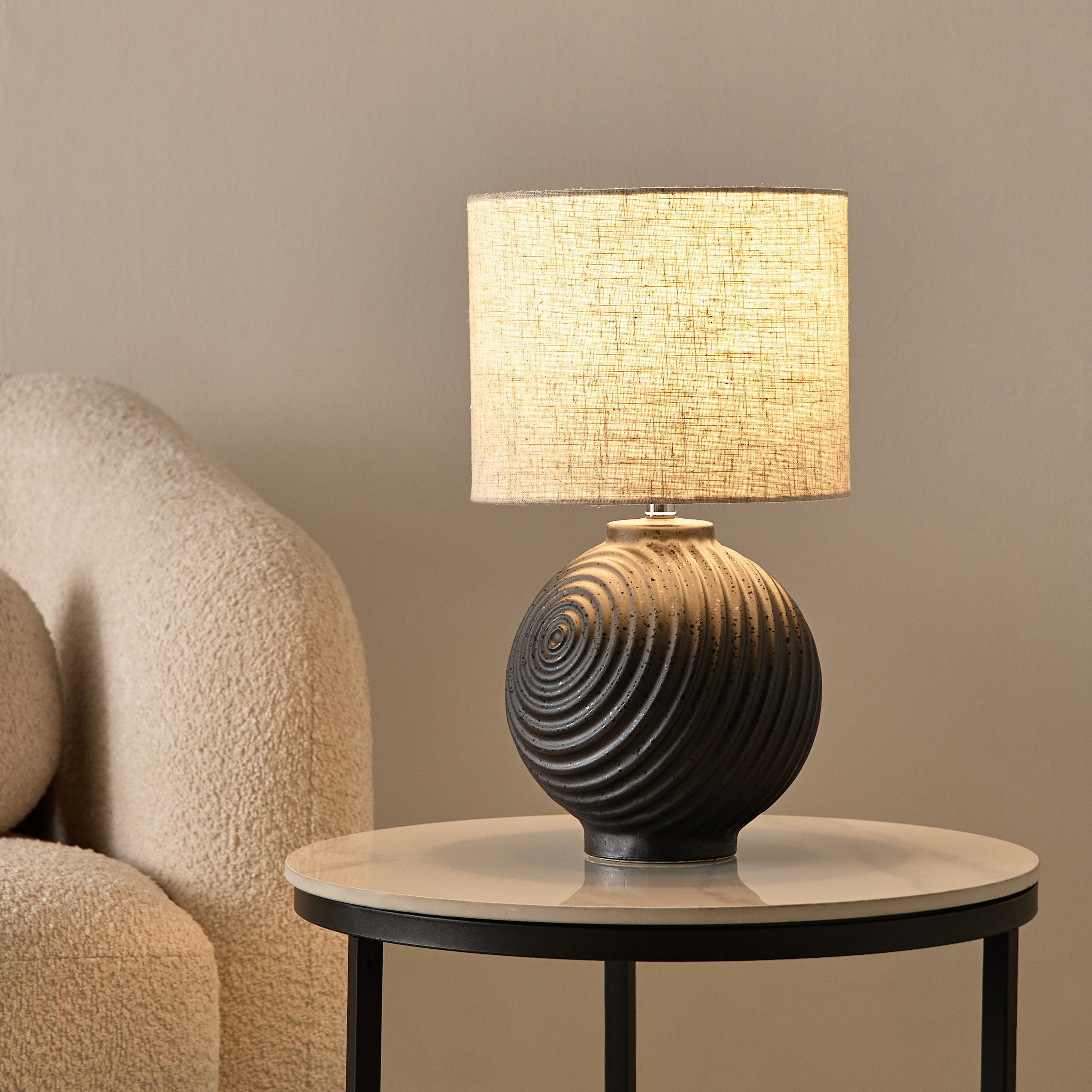 مصباح طاولة سيراميك مع غطاء كتان آيفار من زوي - 25x25x44 سم-PROMO_HB_AE_B2G2_011025-image-2