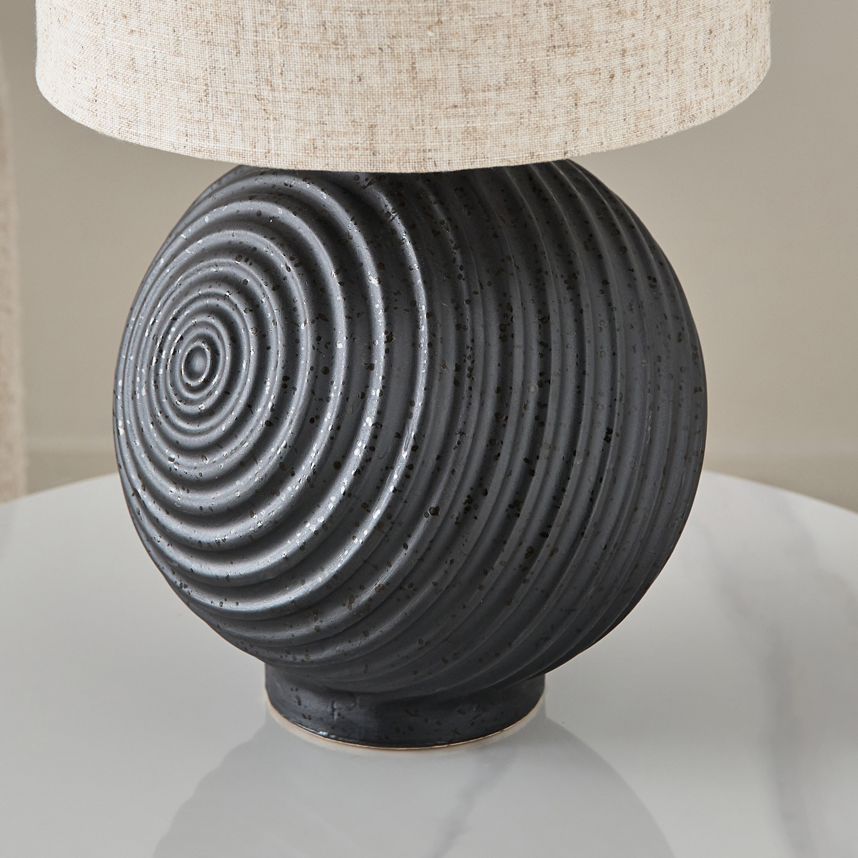 مصباح طاولة سيراميك مع غطاء كتان آيفار من زوي - 25x25x44 سم-PROMO_HB_AE_B2G2_011025-image-3