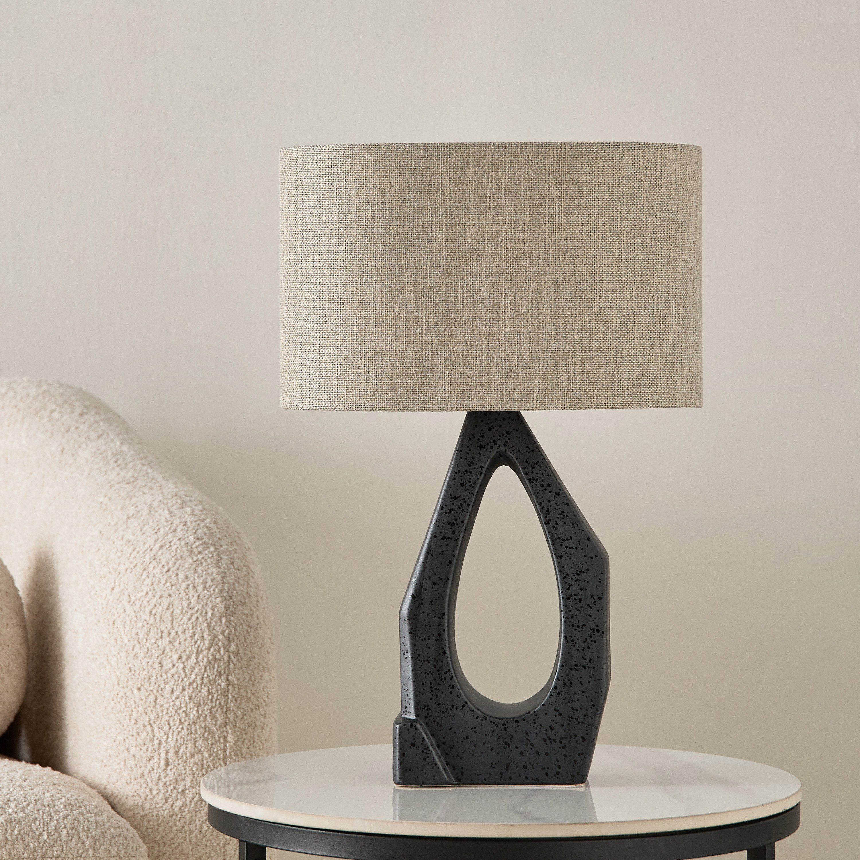 مصباح طاولة سيراميكي نوفيلتي مع غطاء من الكتان من زوي - 35x20x56 سم-hbxbedroom-lighting-tablelamps-image-1