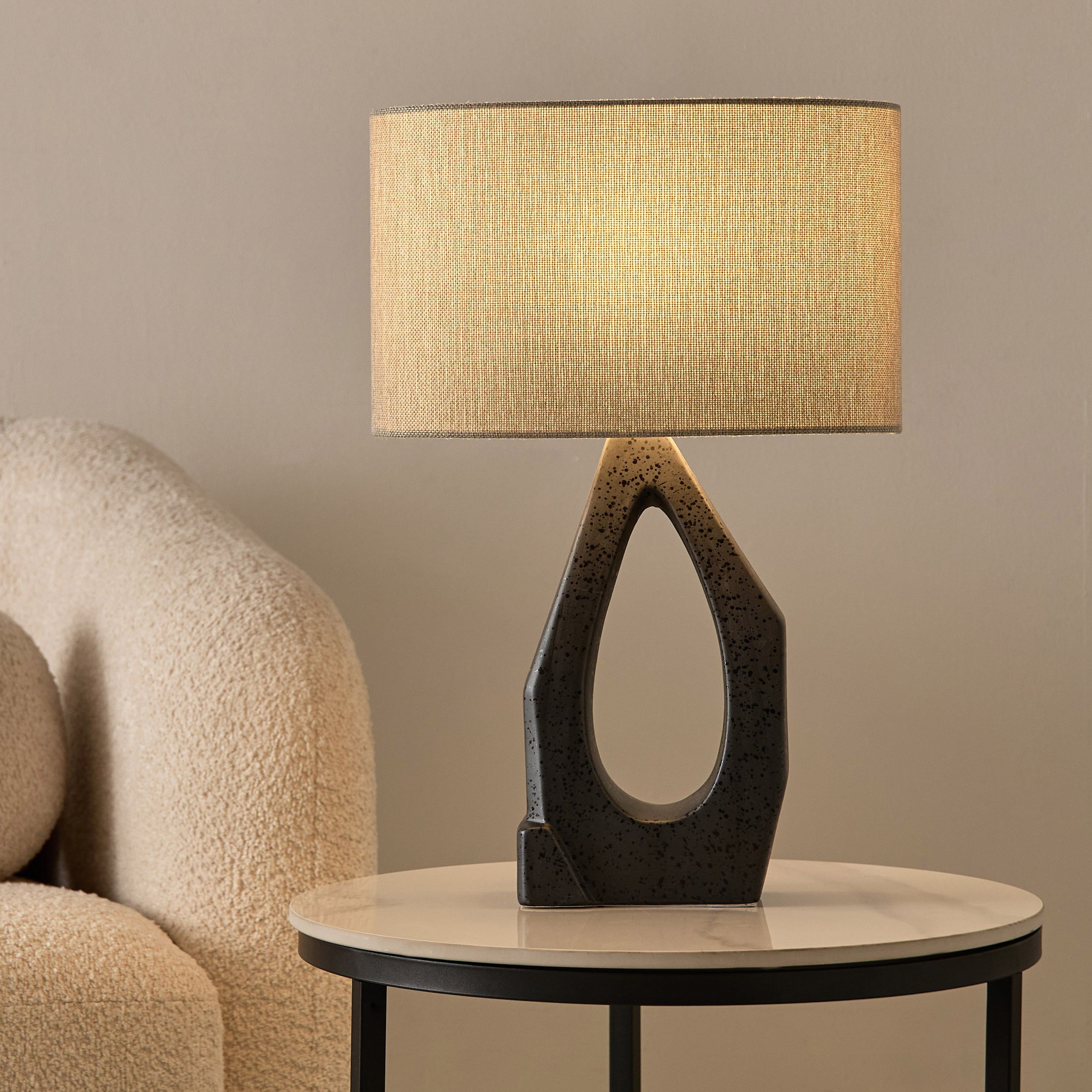 مصباح طاولة سيراميكي نوفيلتي مع غطاء من الكتان من زوي - 35x20x56 سم-hbxbedroom-lighting-tablelamps-image-2