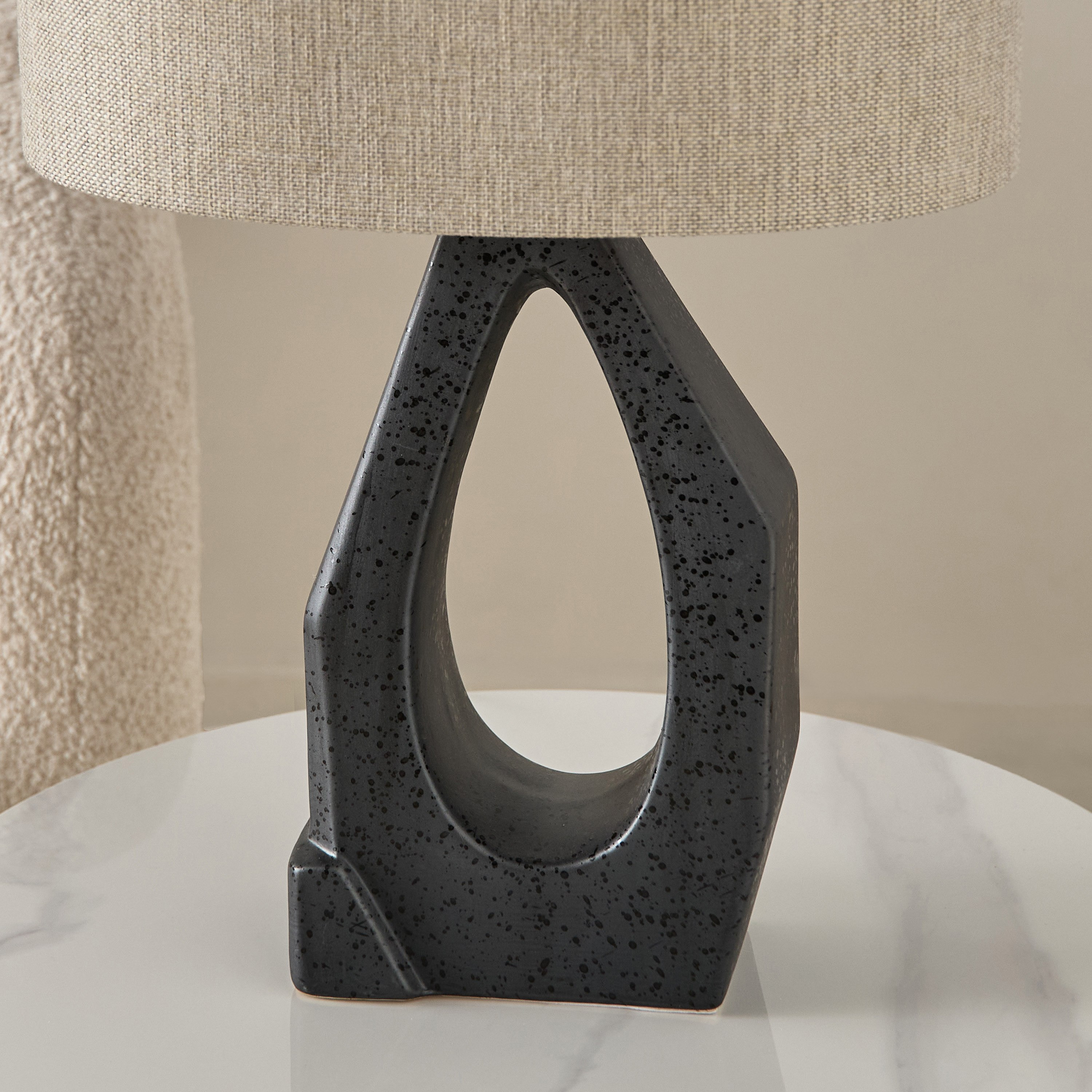 مصباح طاولة سيراميكي نوفيلتي مع غطاء من الكتان من زوي - 35x20x56 سم-hbxbedroom-lighting-tablelamps-image-3