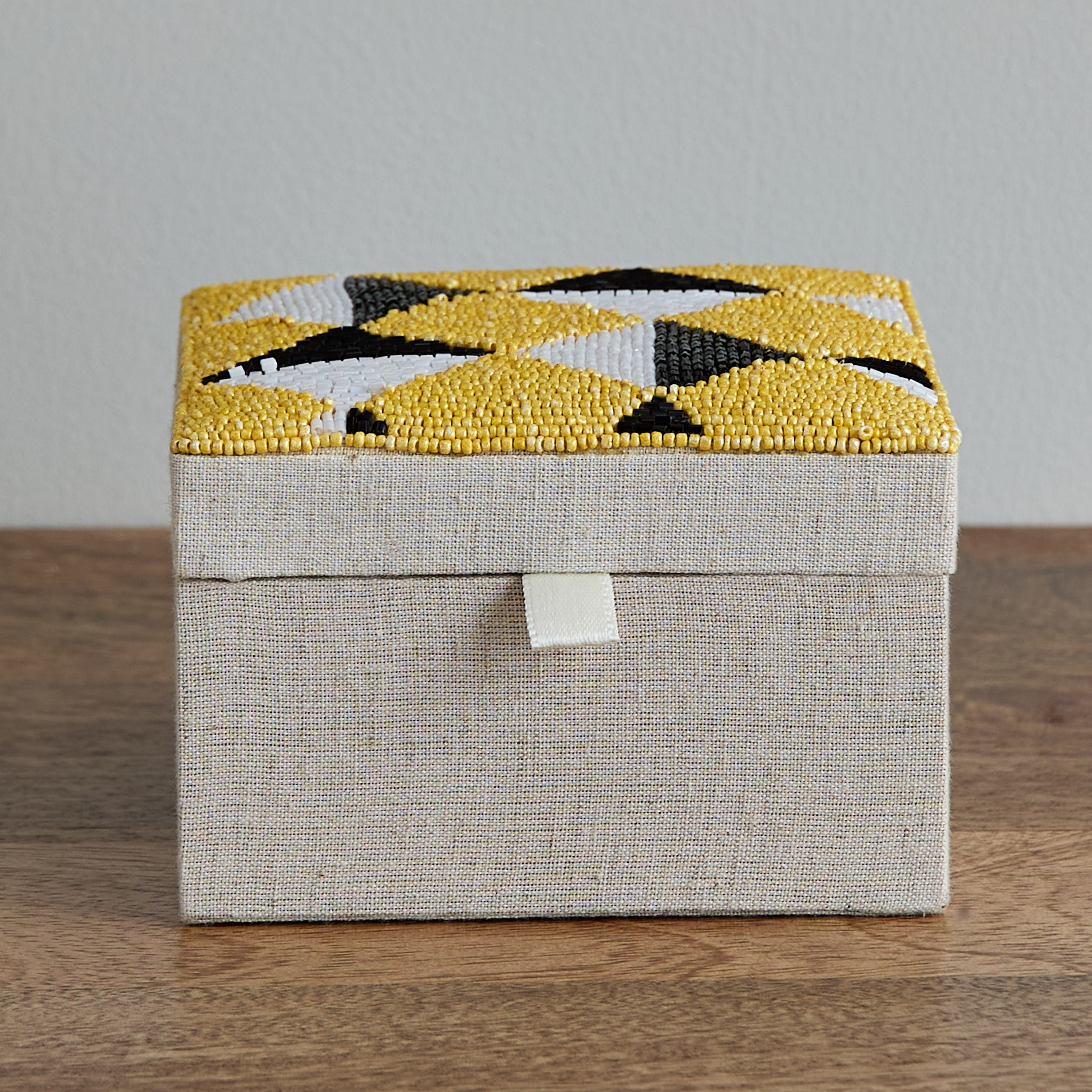 صندوق مزيّن بالخرز من إنزو - 13x13x8 سم-hbxbedroom-bedroomaccessories-jewelleryboxesandholders-image-2