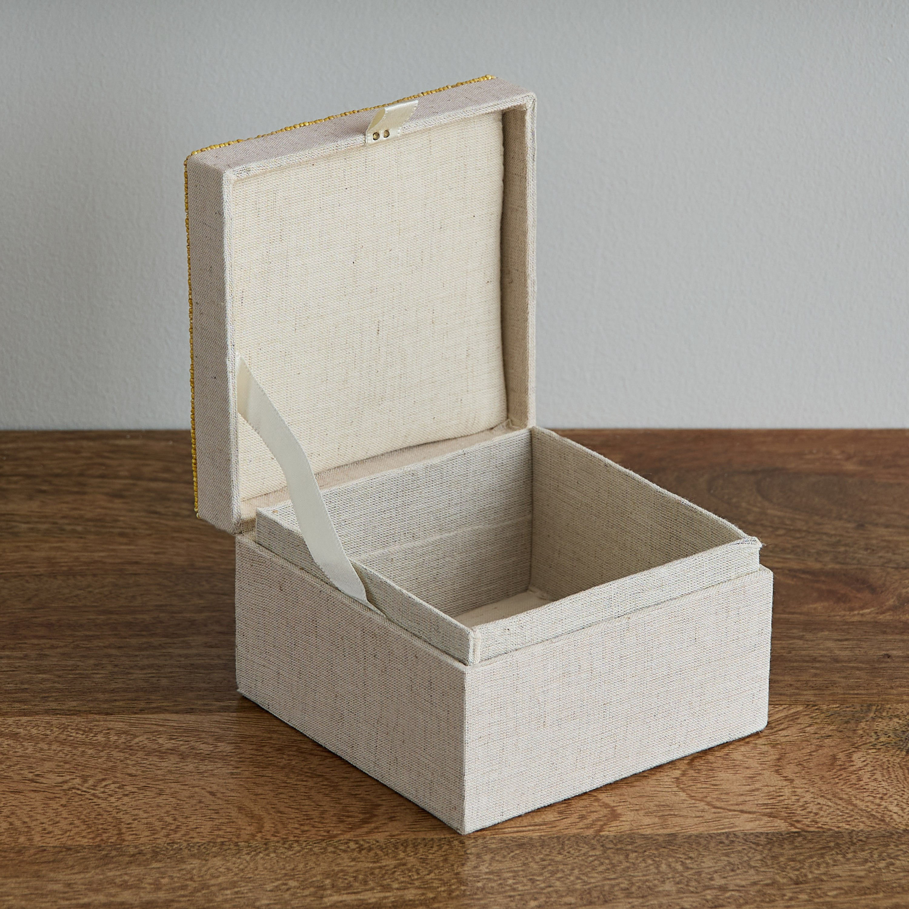 صندوق مزيّن بالخرز من إنزو - 13x13x8 سم-hbxbedroom-bedroomaccessories-jewelleryboxesandholders-image-3