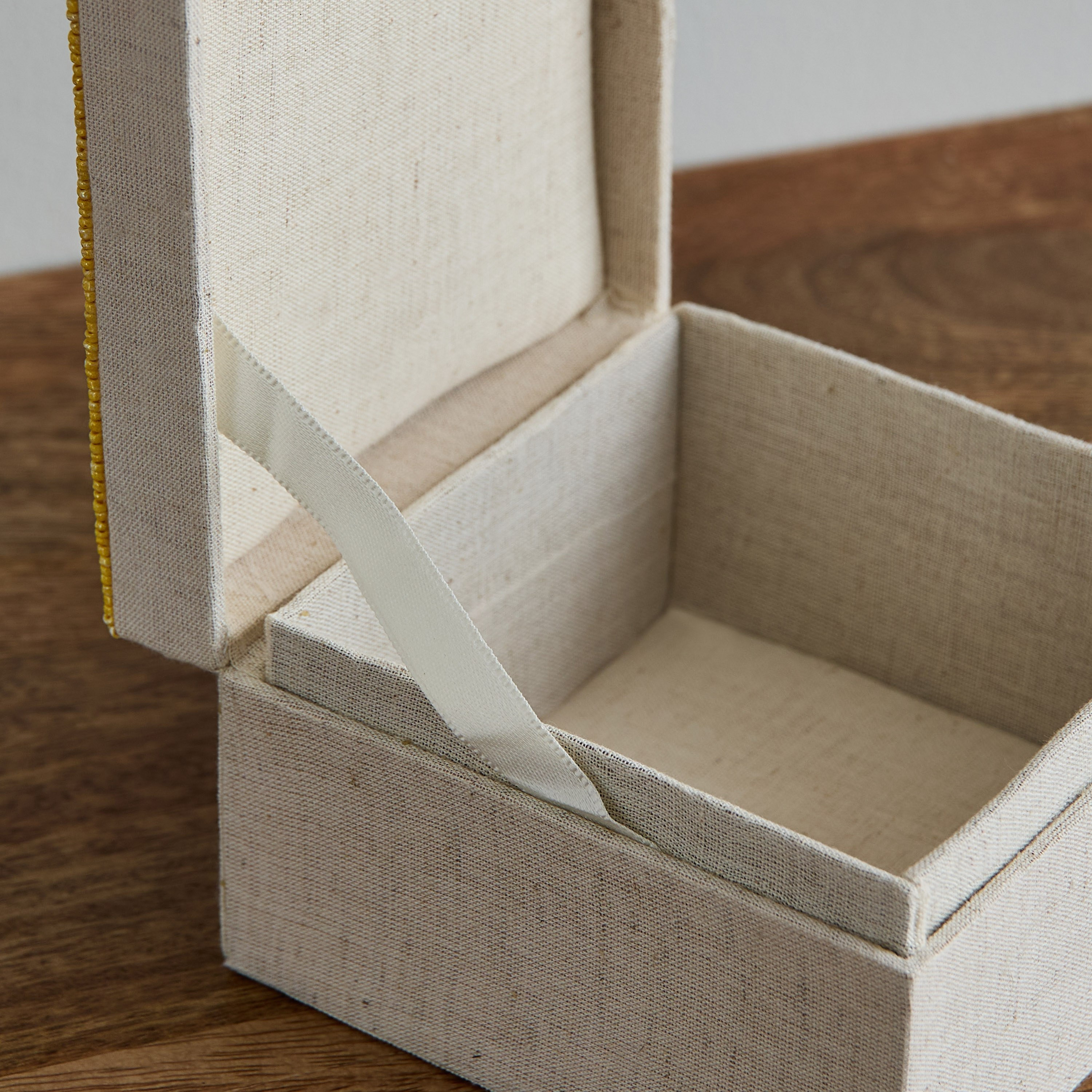صندوق مزيّن بالخرز من إنزو - 13x13x8 سم-hbxbedroom-bedroomaccessories-jewelleryboxesandholders-image-4