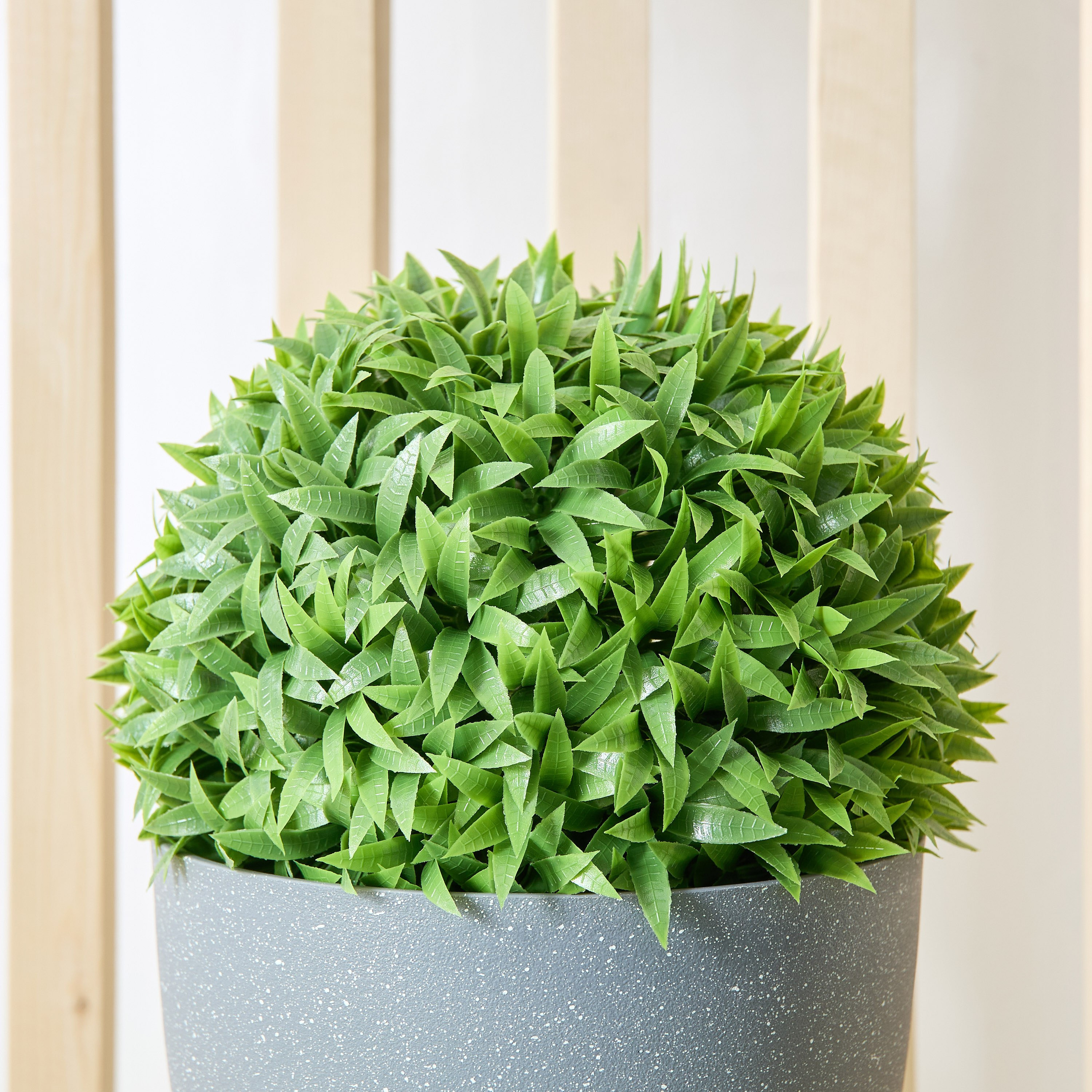 كرة عشب صناعي من ديلسا - 25 سم-hbxdecorandfurnishings-homeaccessories-artificialflowersandplants-image-1