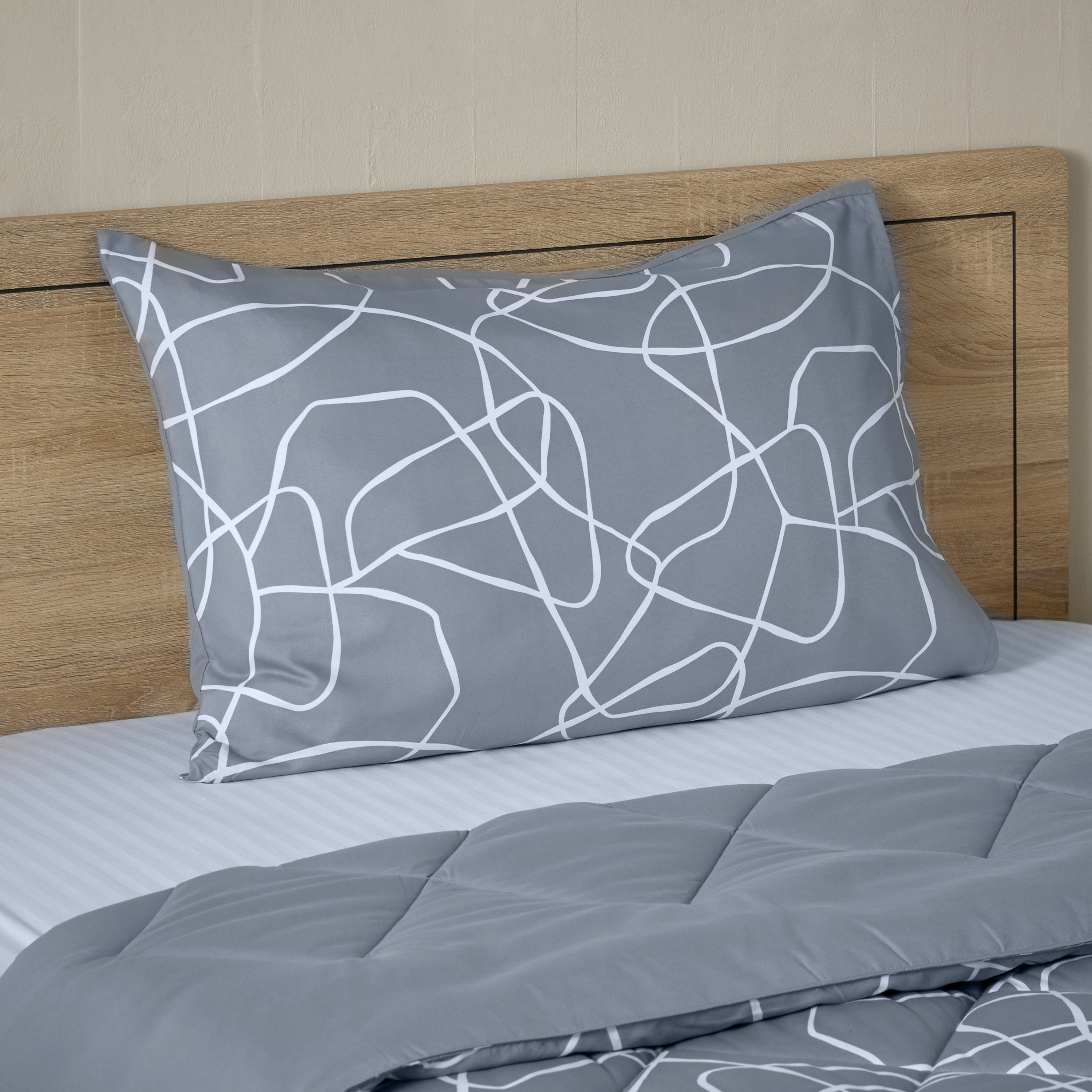طقم لحاف زوجي مايكروفايبر قطعتين يستخدم على الوجهين كوهمو من مدريد - 160x220 سم-hbxhomeware-hbxbedroom-image-1