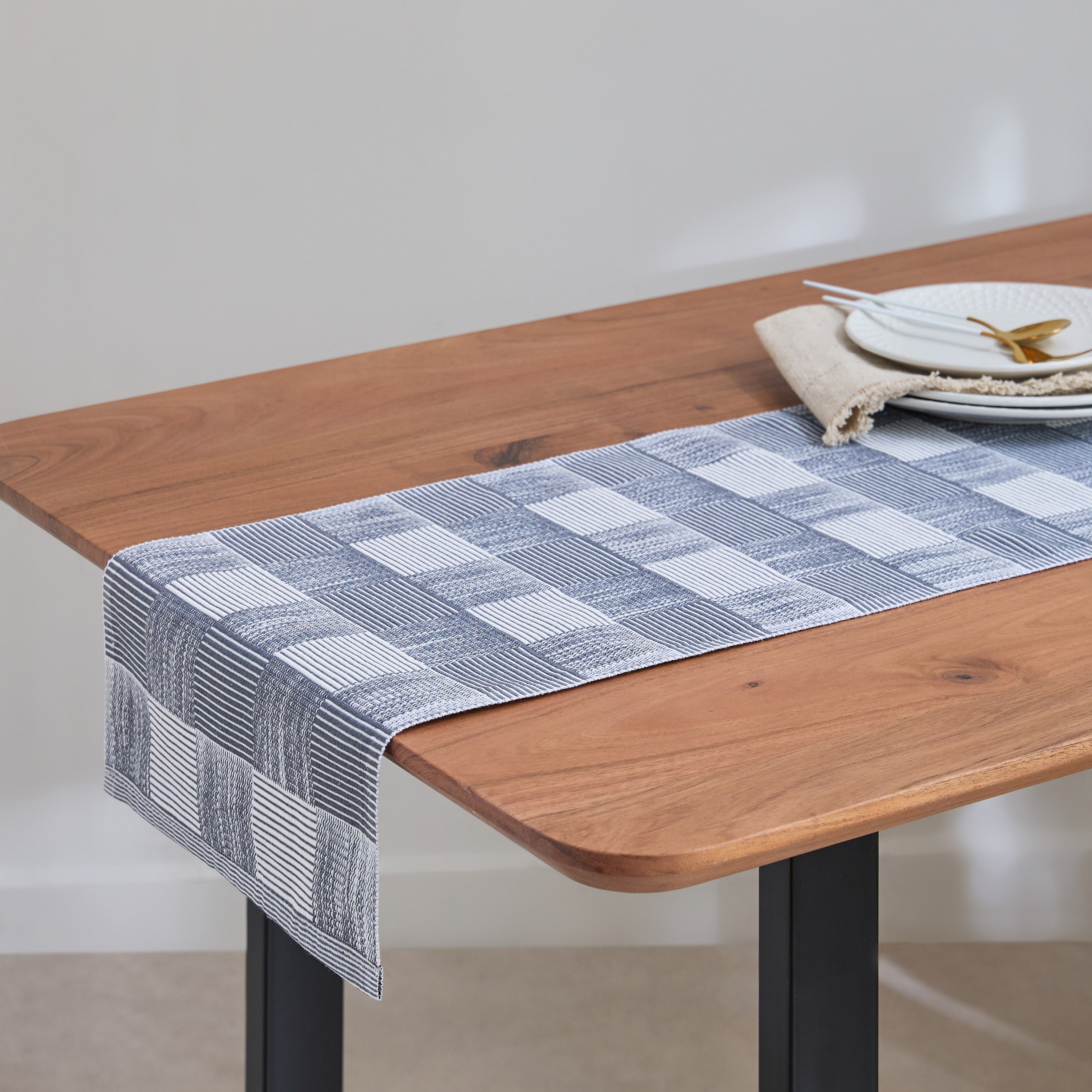 مفرش طاولة من من شيكيور- 33x120 سم-hbxdecorandfurnishings-homefurnishings-tablelinens-image-1