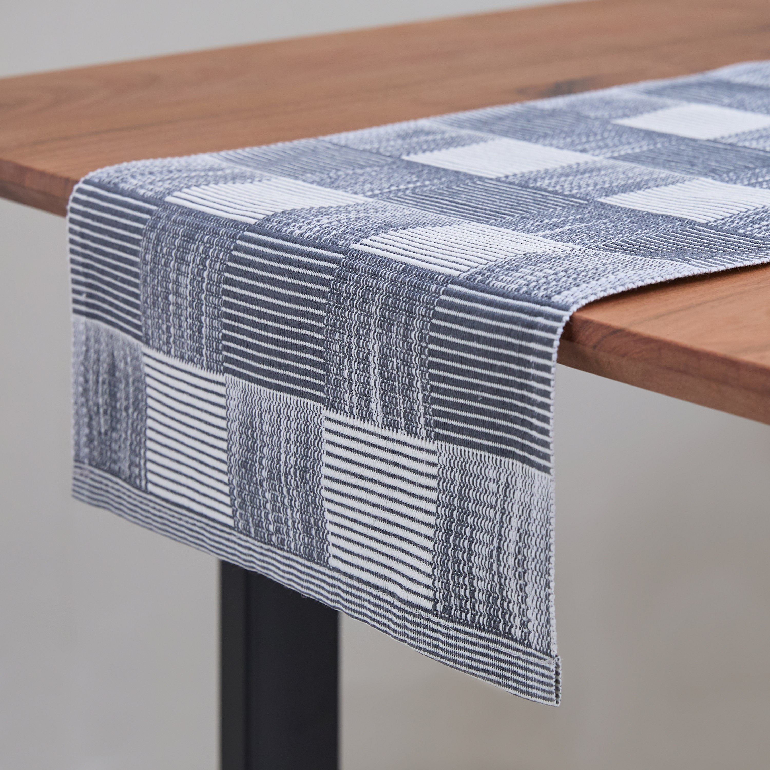 مفرش طاولة من من شيكيور- 33x120 سم-hbxdecorandfurnishings-homefurnishings-tablelinens-image-3