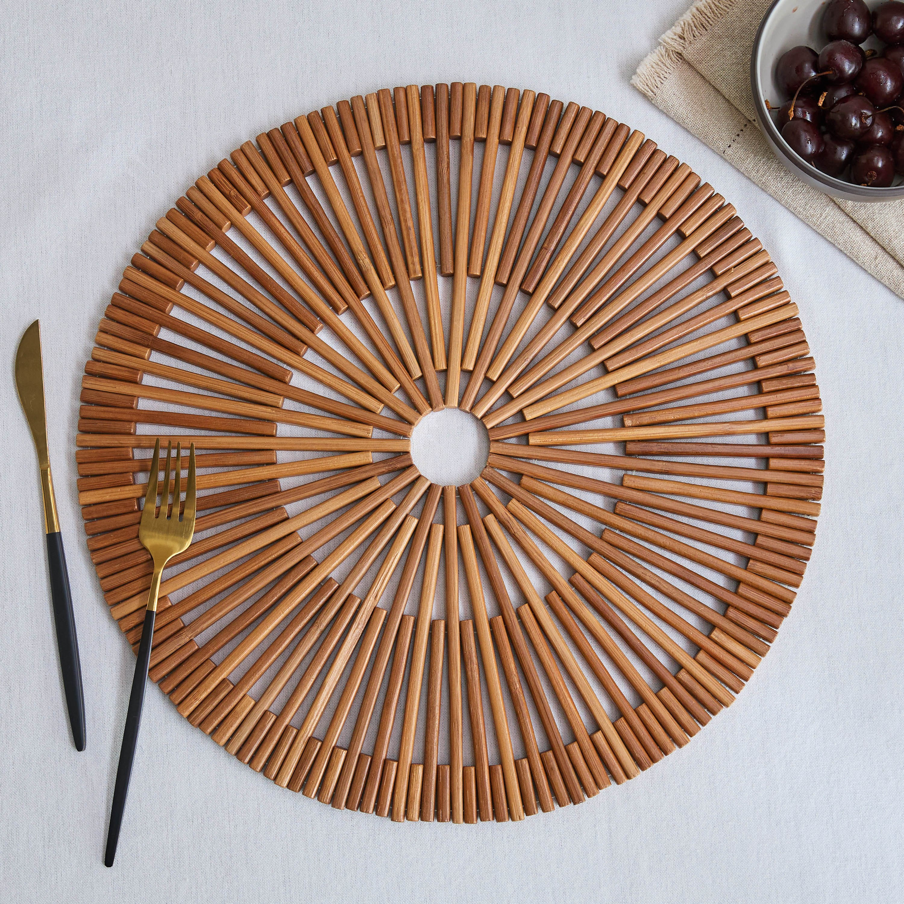 لبادة صحون خشبية مقلّمة من زين - 38 سم-hbxdecorandfurnishings-homefurnishings-tablelinens-image-1