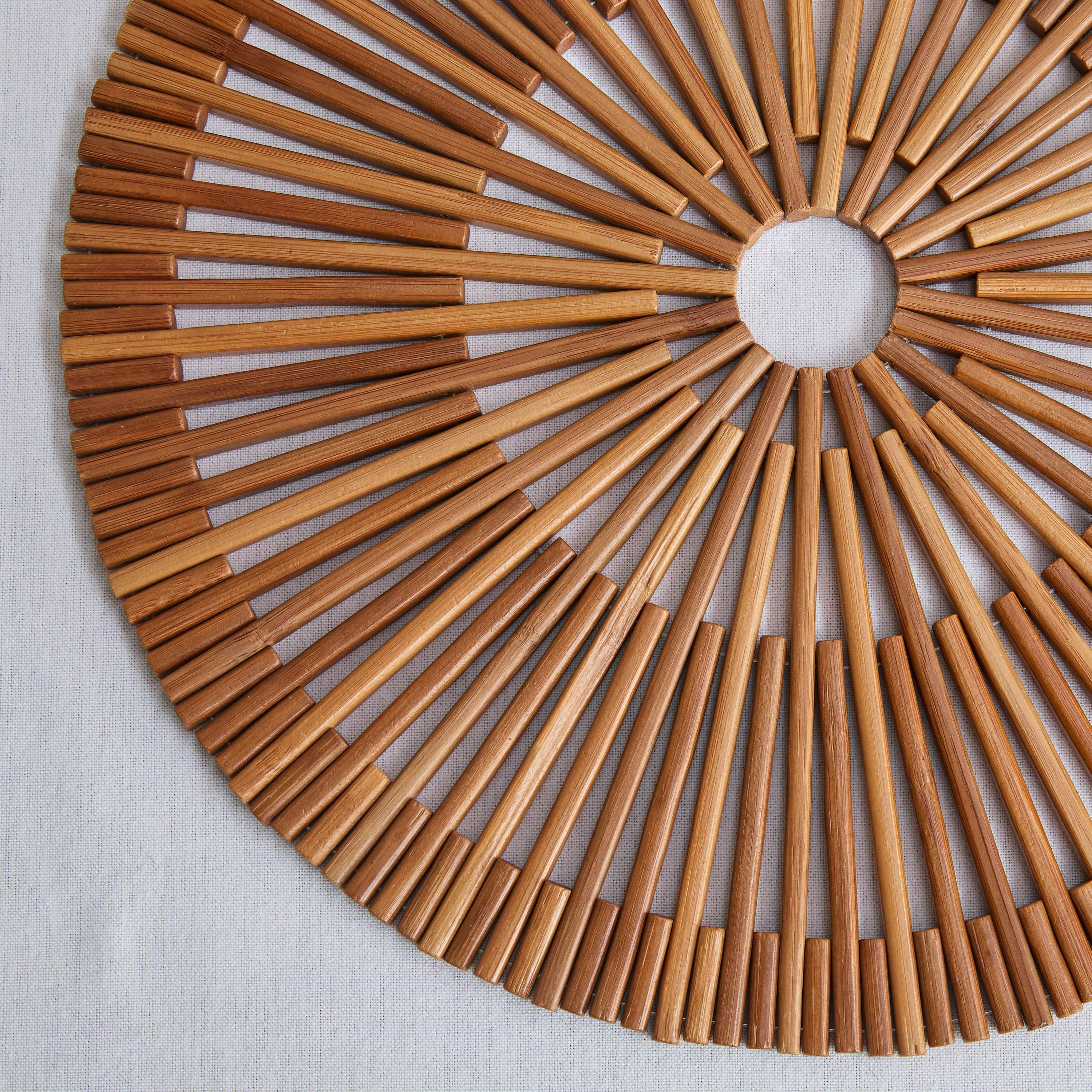 لبادة صحون خشبية مقلّمة من زين - 38 سم-hbxdecorandfurnishings-homefurnishings-tablelinens-image-2