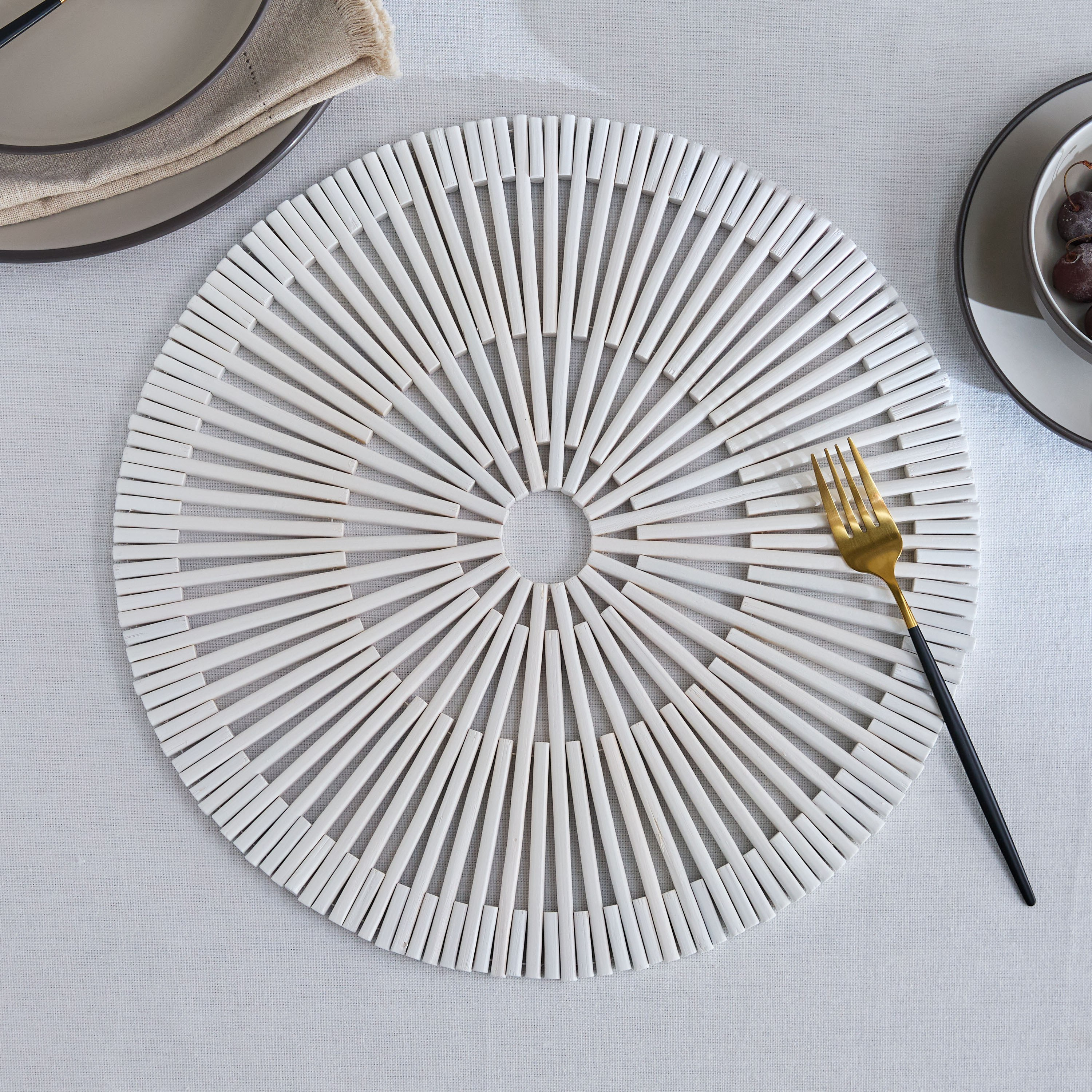لبادة صحون خشبية مقلّمة من زين - 38 سم-hbxdecorandfurnishings-homefurnishings-tablelinens-image-1