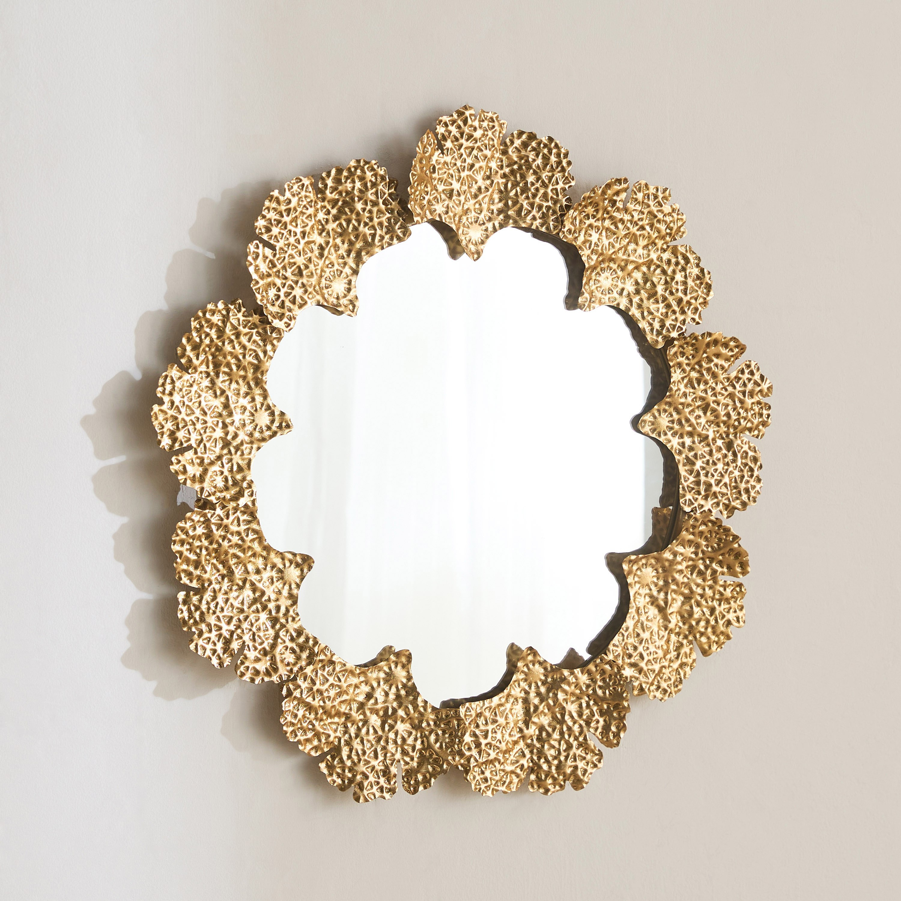 مرآة حائط فاخرة من المعدن شديد التحمل بتصميم بارز الملمس من ديلب - 66x64.8x3.8 سم-hbxhomeware-hbxdecorandfurnishings-image-1