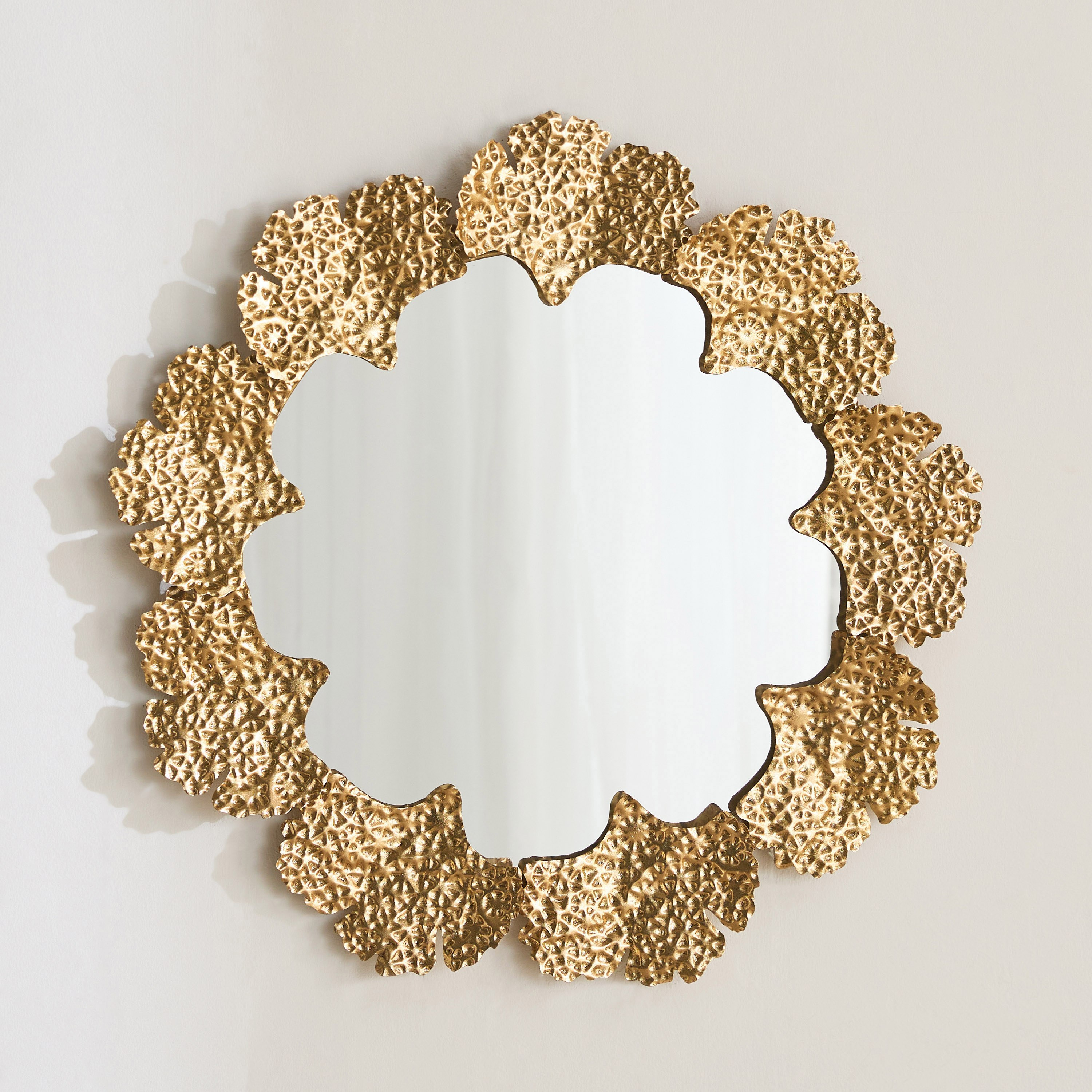 مرآة حائط فاخرة من المعدن شديد التحمل بتصميم بارز الملمس من ديلب - 66x64.8x3.8 سم-hbxhomeware-hbxdecorandfurnishings-image-2