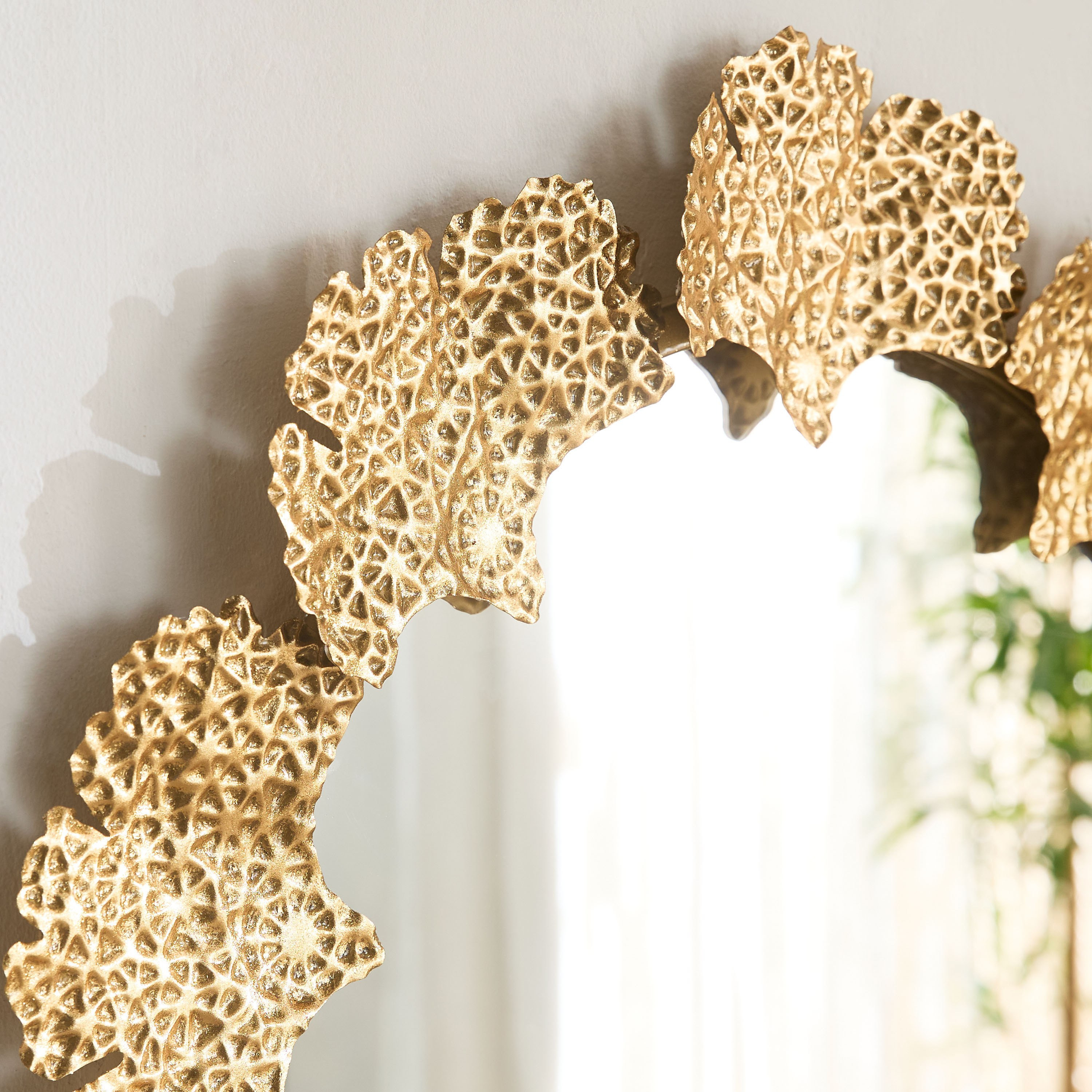 مرآة حائط فاخرة من المعدن شديد التحمل بتصميم بارز الملمس من ديلب - 66x64.8x3.8 سم-hbxhomeware-hbxdecorandfurnishings-image-3