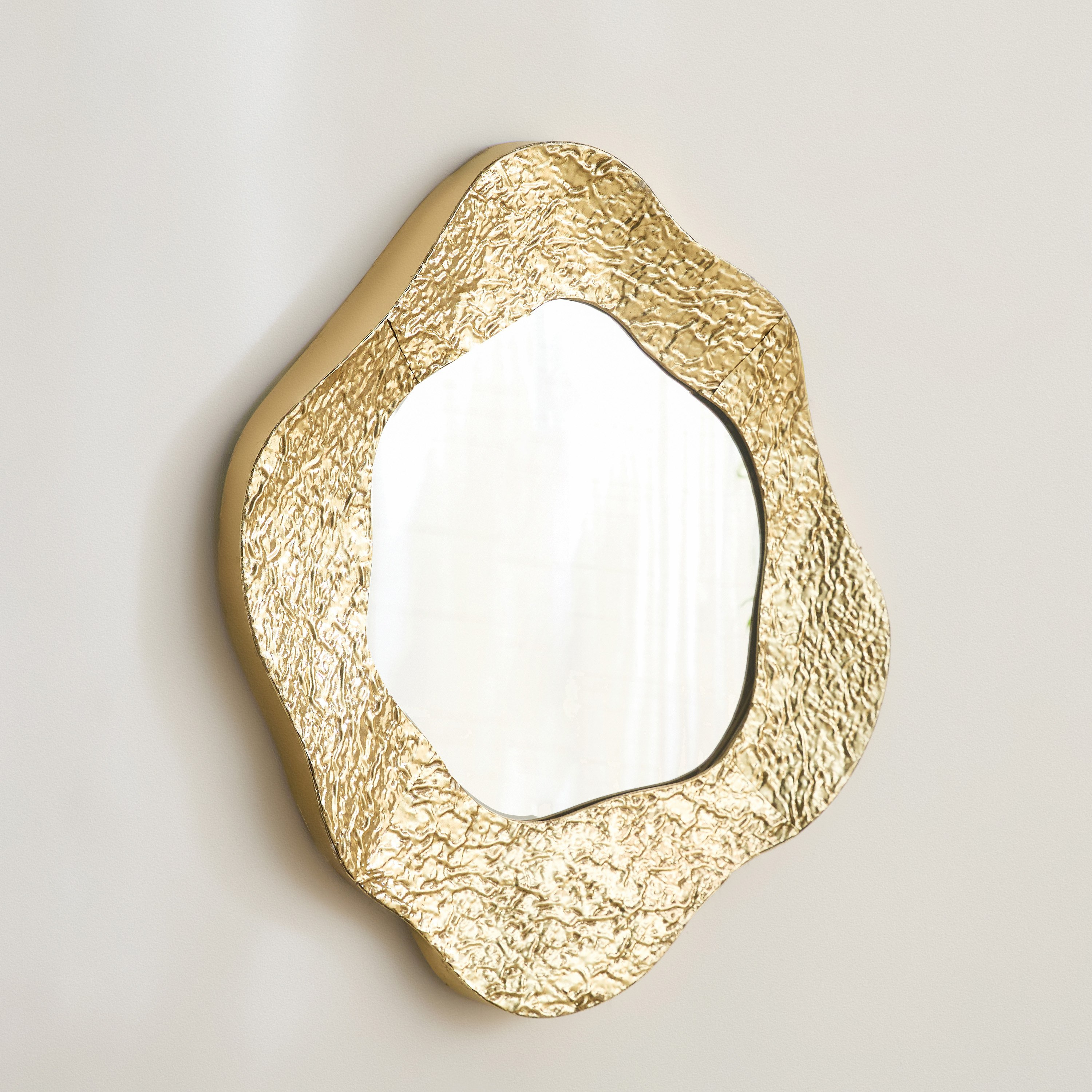 مرآة حائط فاخرة من المعدن شديد التحمل بتصميم بارز الملمس من ديلب - 83.2x76.2x5.7 سم-hbxhomeware-hbxdecorandfurnishings-image-1